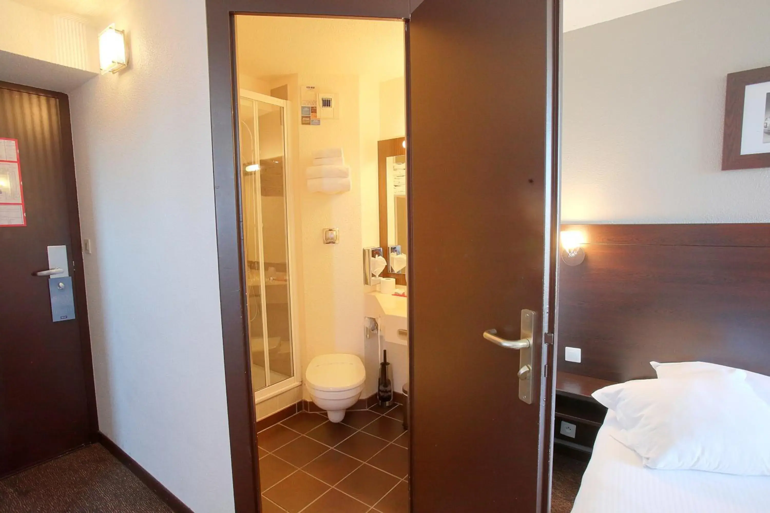 Twin Room in Enzo Hotels Cannes-Écluse by Kyriad Direct Twin Room in Enzo Hotels Cannes-Écluse by Kyriad Direct
