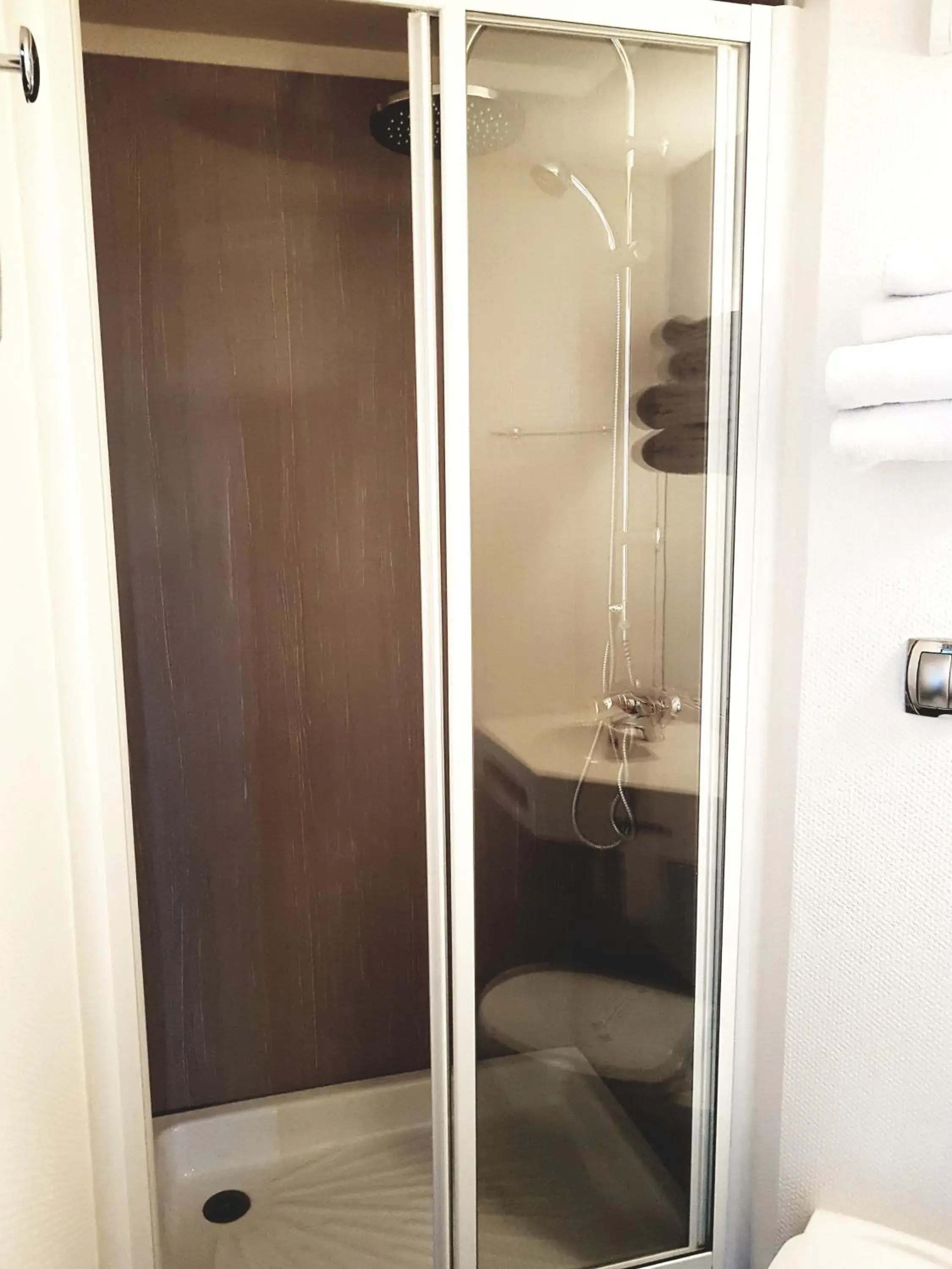 Twin Room in Enzo Hotels Cannes-Écluse by Kyriad Direct Twin Room in Enzo Hotels Cannes-Écluse by Kyriad Direct