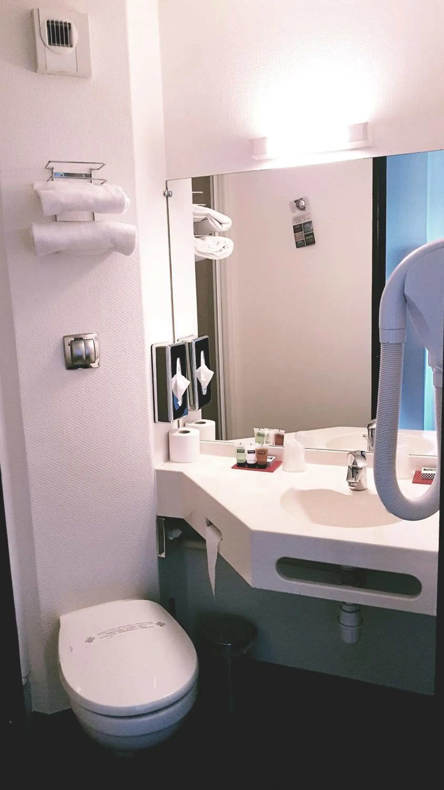 Twin Room in Enzo Hotels Cannes-Écluse by Kyriad Direct Twin Room in Enzo Hotels Cannes-Écluse by Kyriad Direct