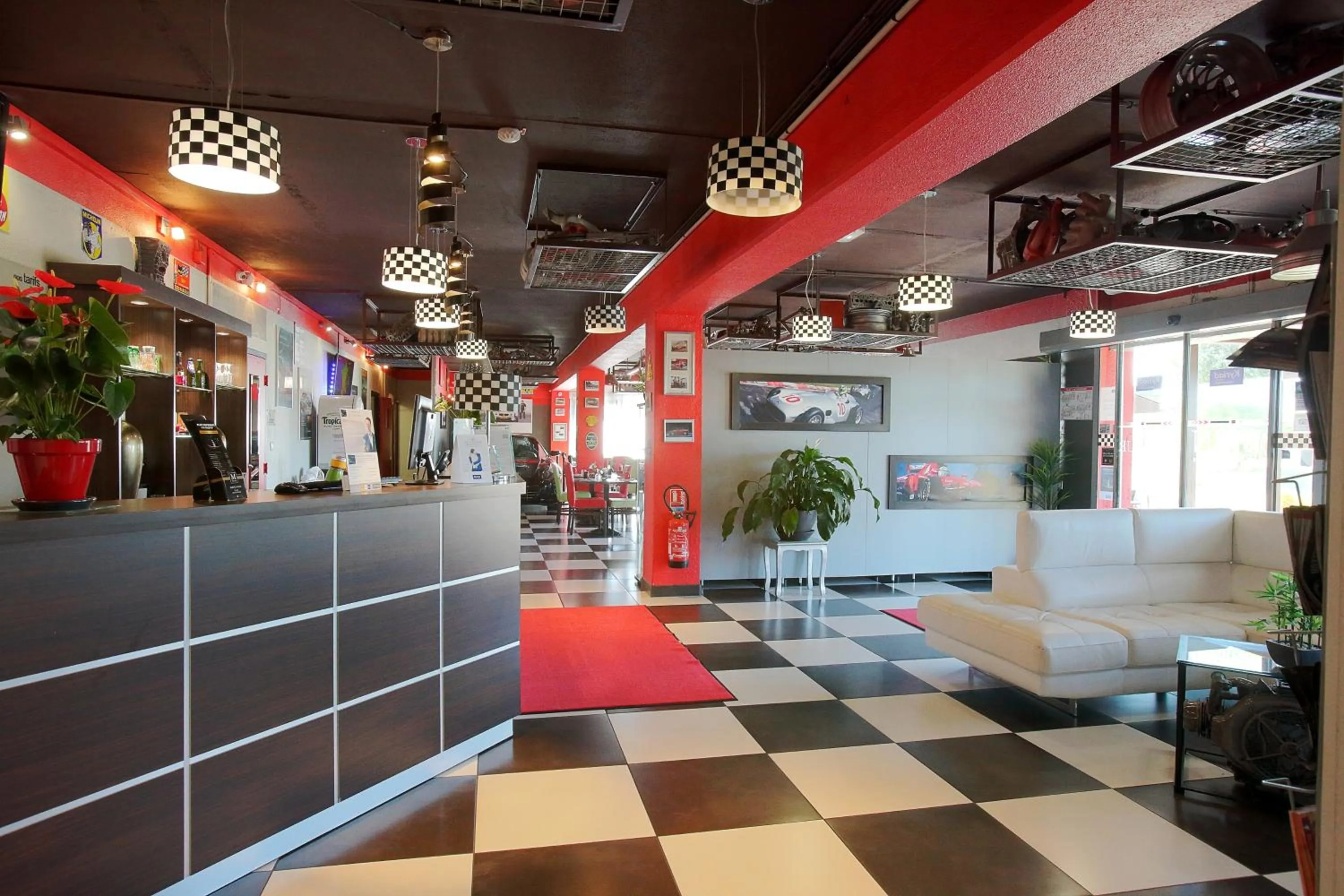 Lobby or reception in Enzo Hotels Cannes-Écluse by Kyriad Direct