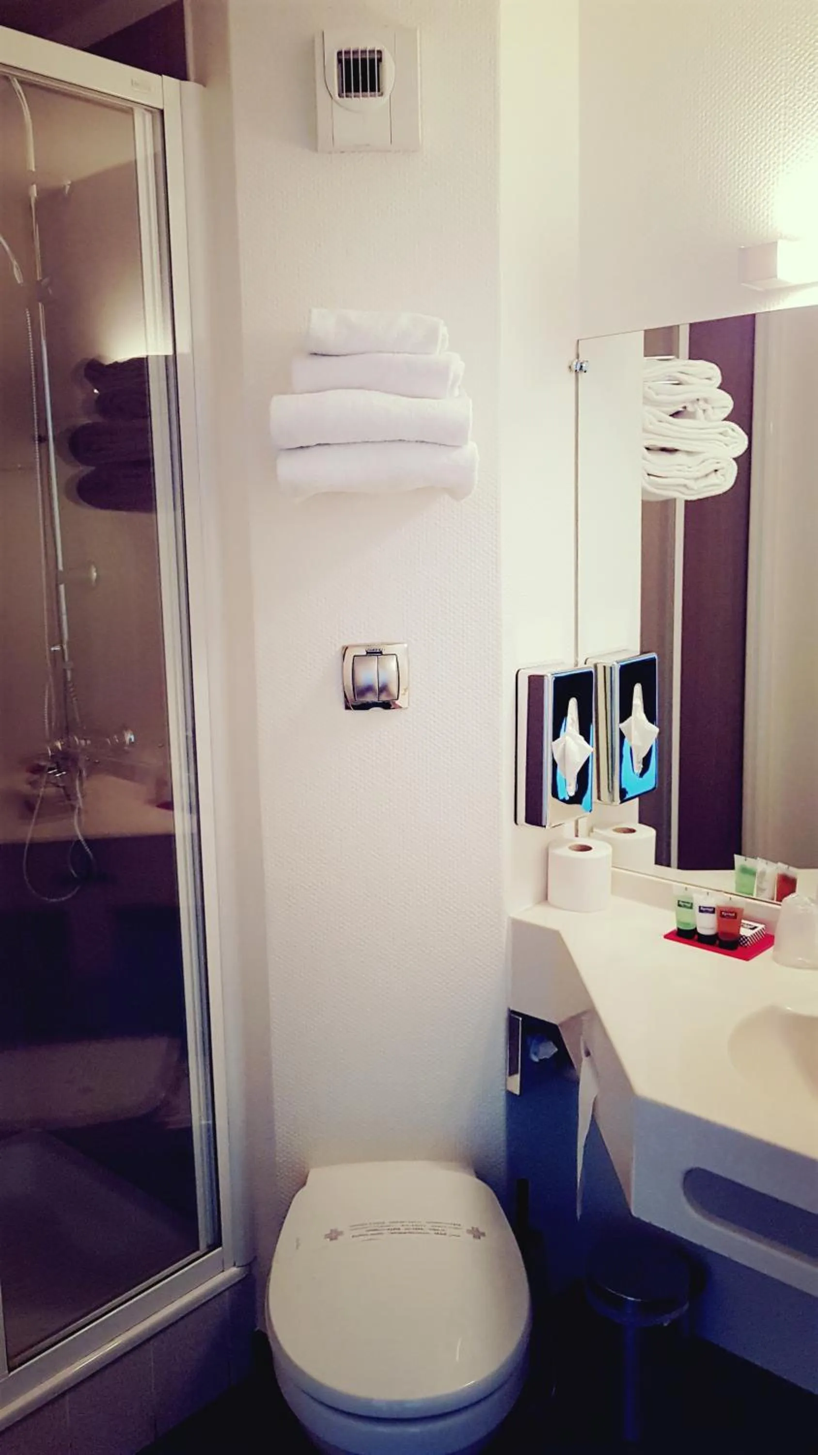 Toilet in Enzo Hotels Cannes-Écluse by Kyriad Direct