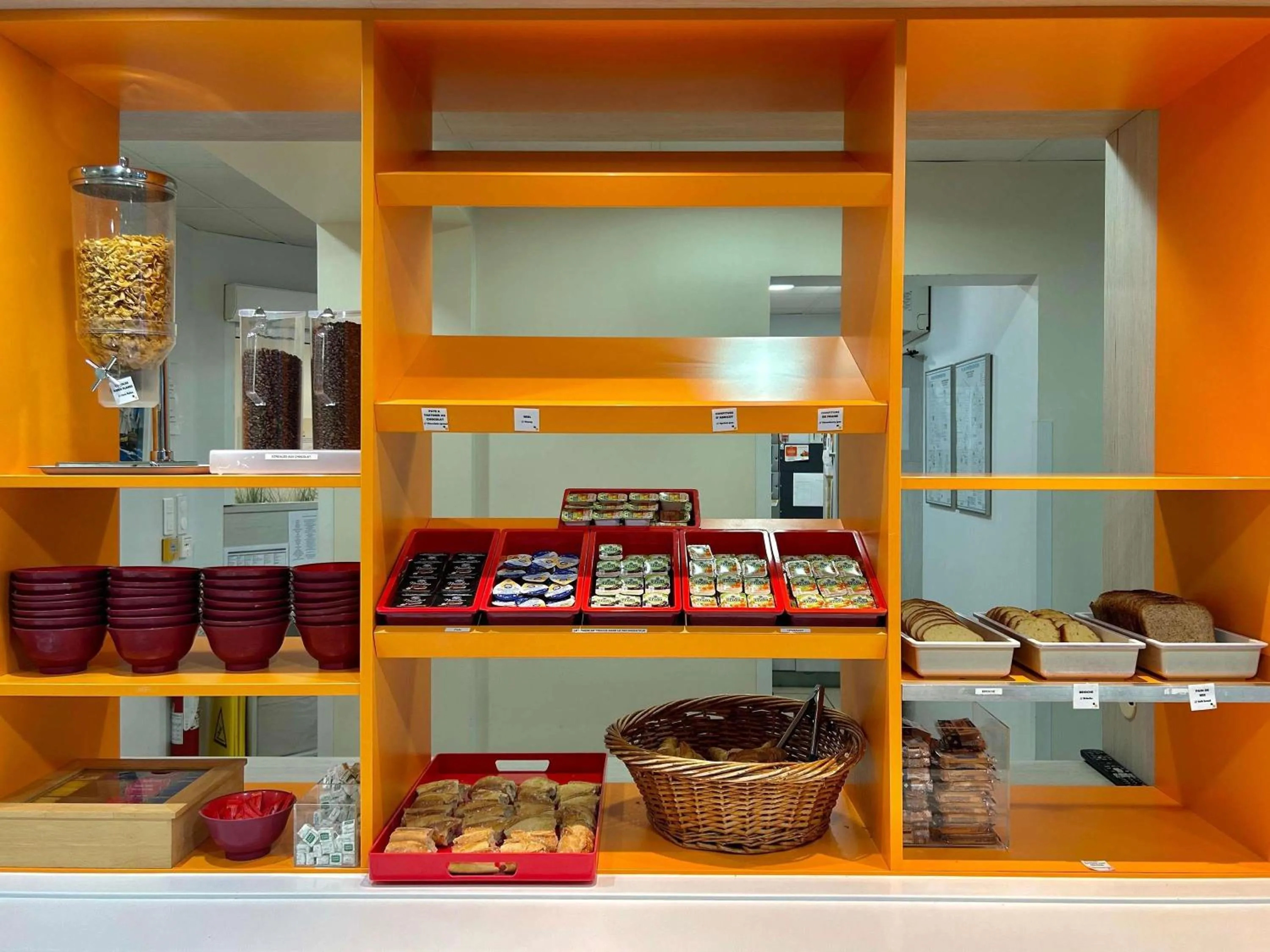 Breakfast in Hôtel Eco La Rochelle Centre les Minimes