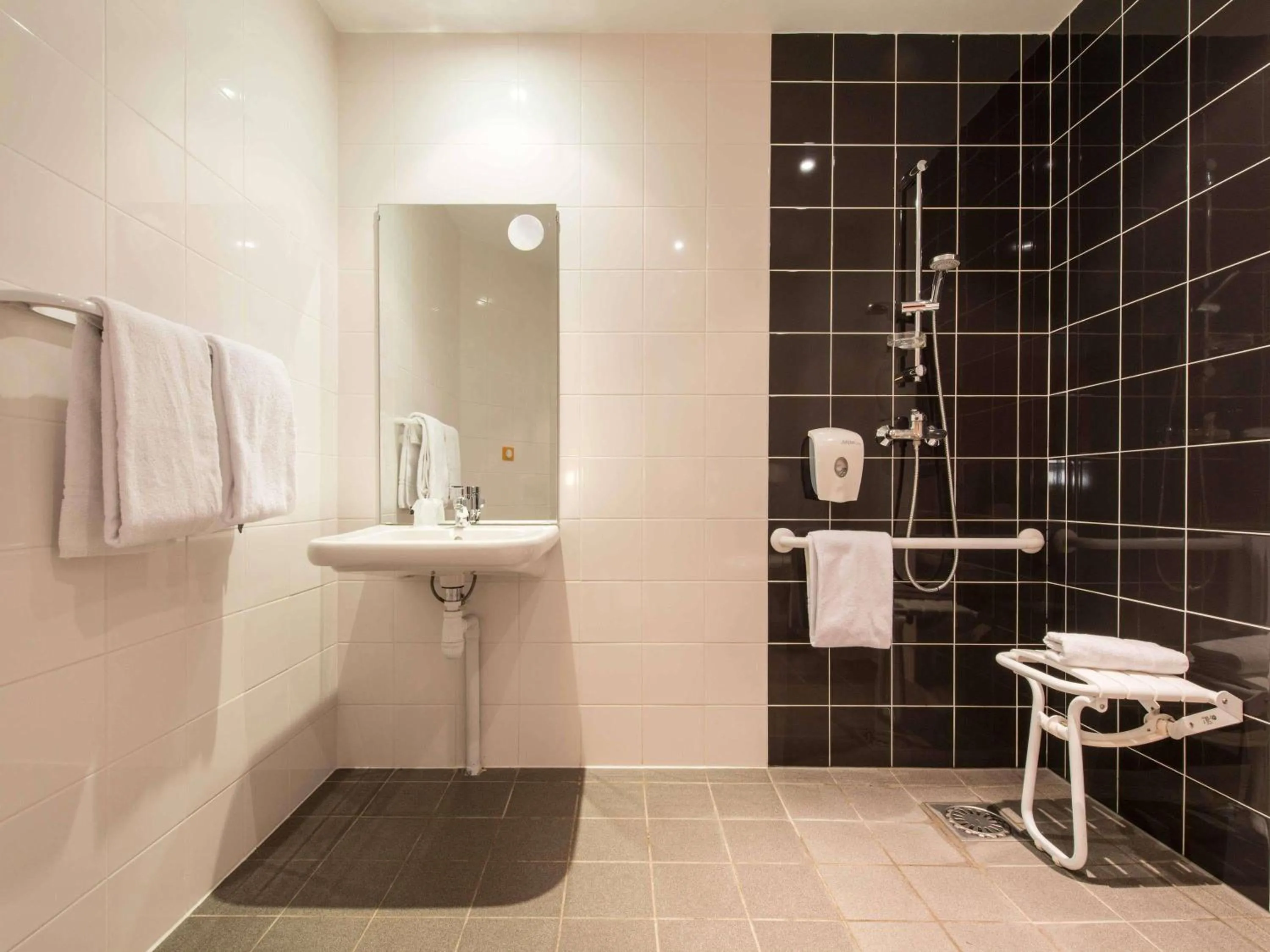 Bedroom in Hôtel Eco La Rochelle Centre les Minimes