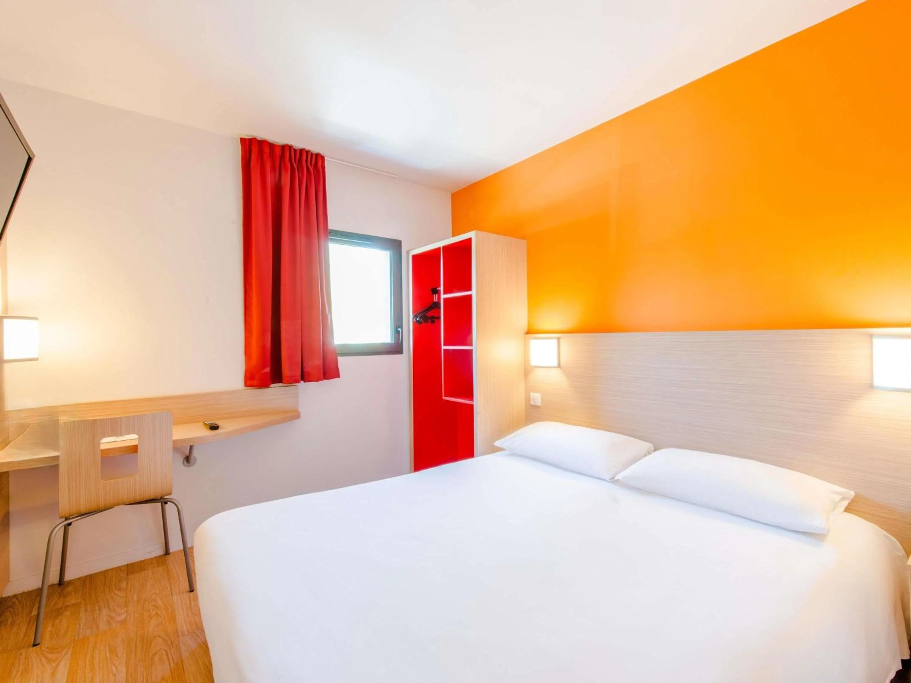 Bedroom, Bed in Hôtel Eco La Rochelle Centre les Minimes