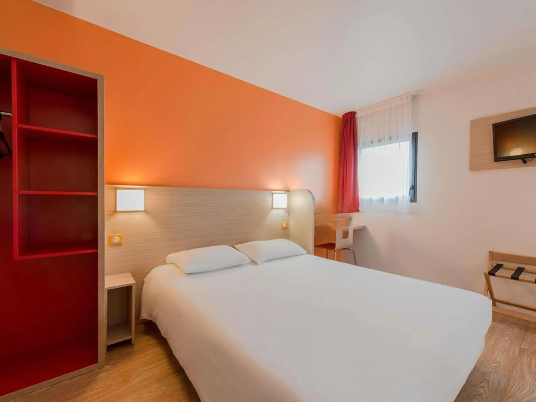 Triple Room with One Double and One Single Bed in ibis budget La Rochelle Centre les Minimes Triple Room with One Double and One Single Bed in ibis budget La Rochelle Centre les Minimes