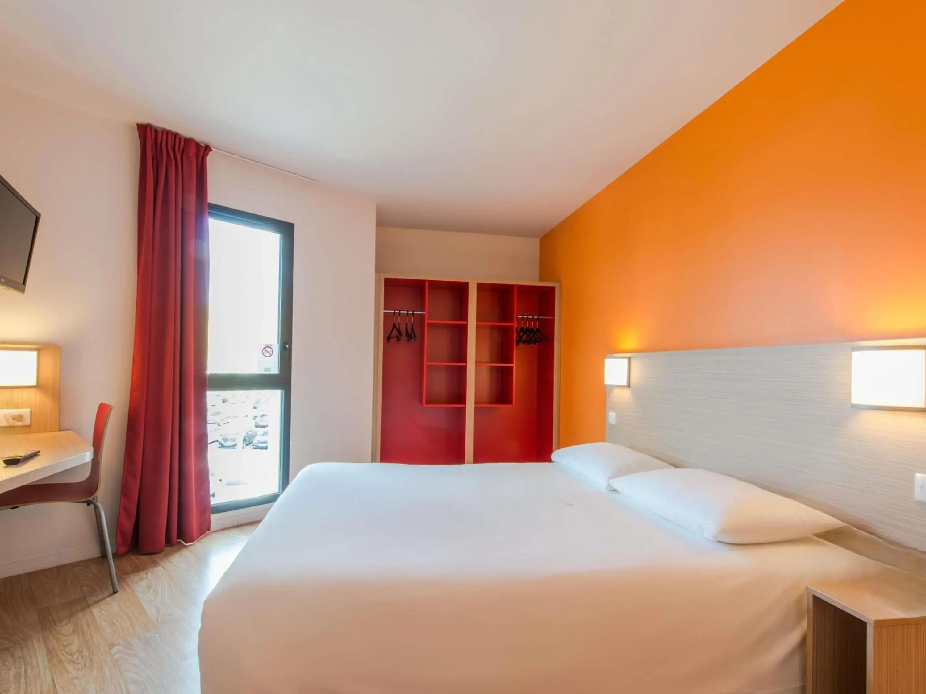Tribu Double Room with Two Single and One Bunk Bed in ibis budget La Rochelle Centre les Minimes Tribu Double Room with Two Single and One Bunk Bed in ibis budget La Rochelle Centre les Minimes
