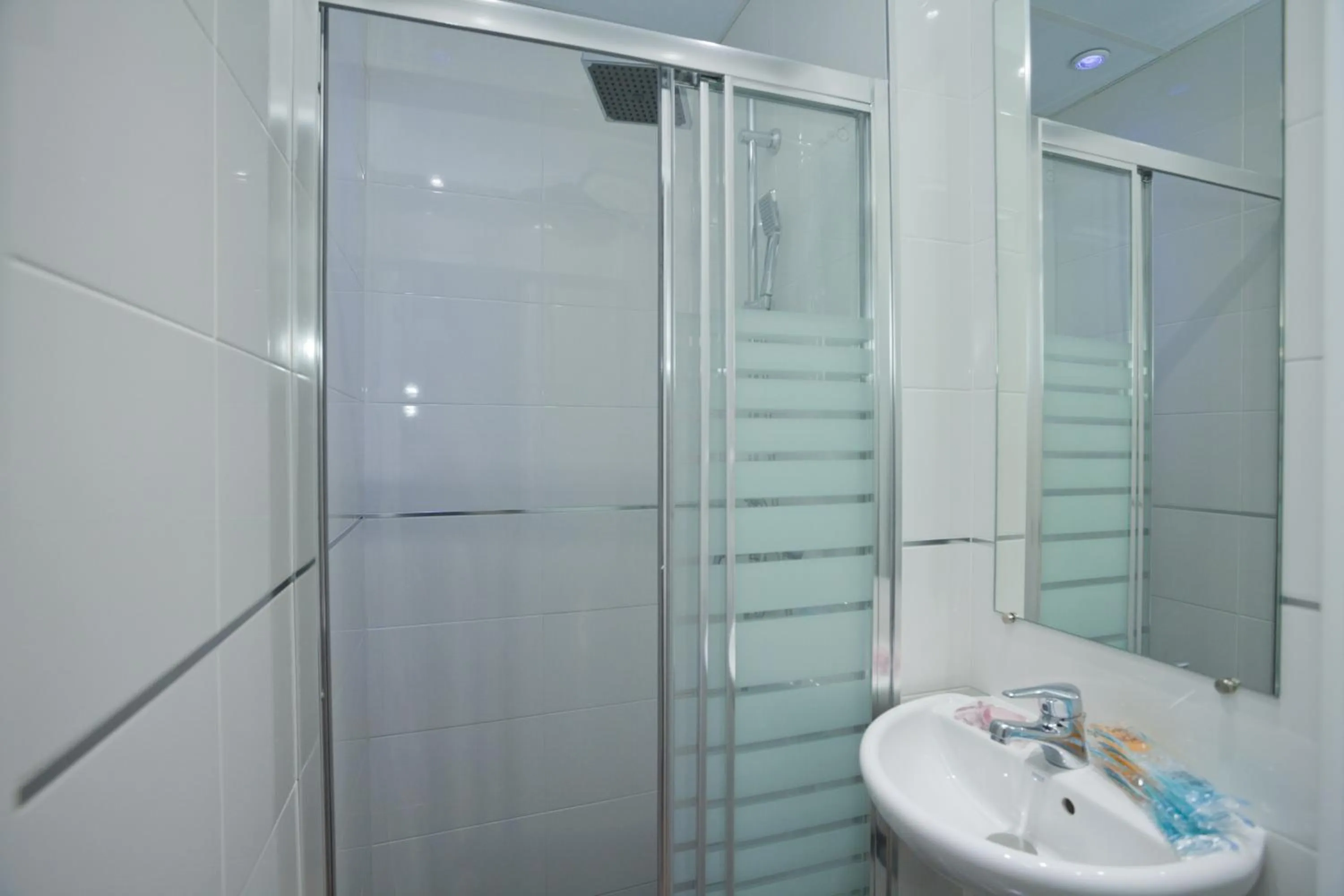 Photo of the whole room in Suites You Nickel