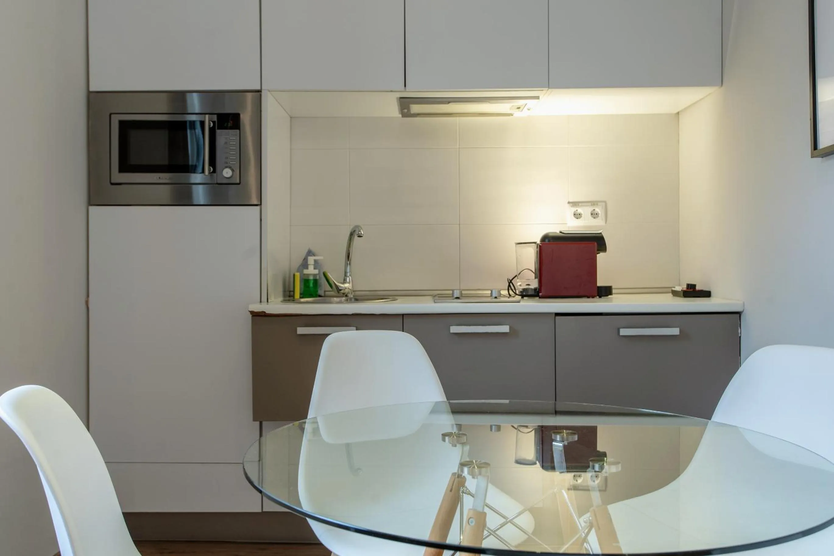 Kitchen or kitchenette in Suites You Nickel