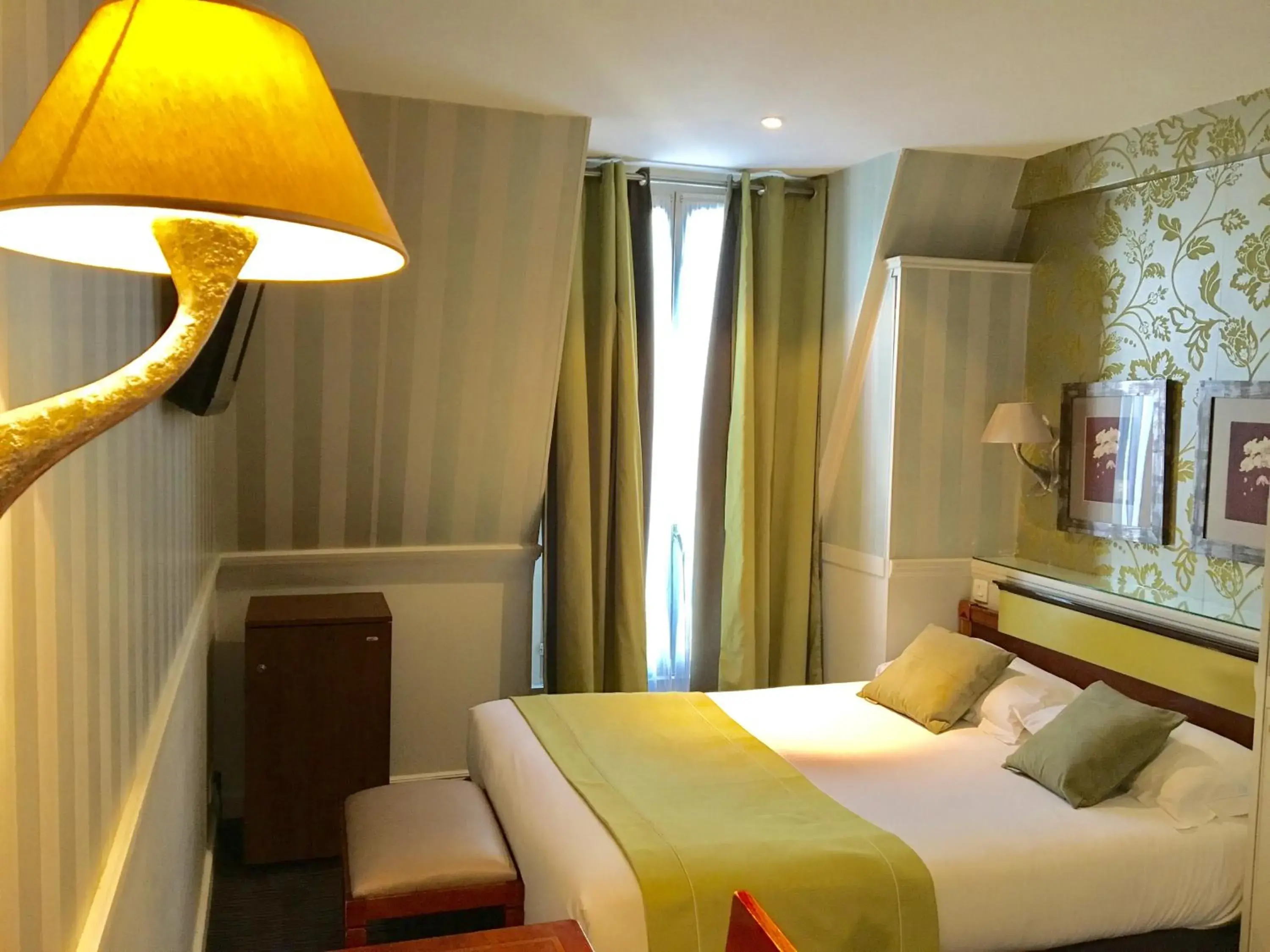 Photo of the whole room, Bed in Elysées Union Photo of the whole room, Bed in Elysées Union