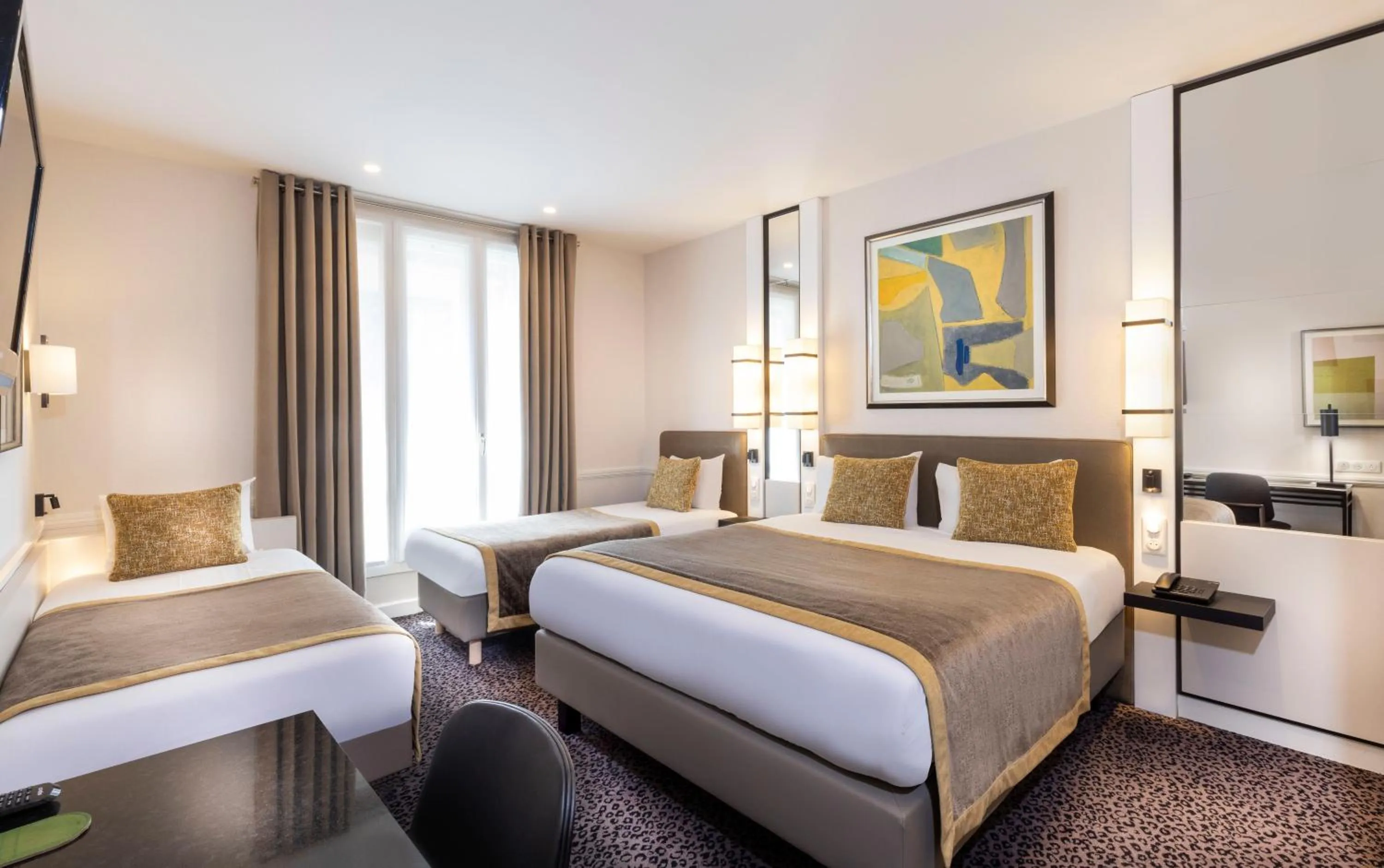 Bed in Elysées Union