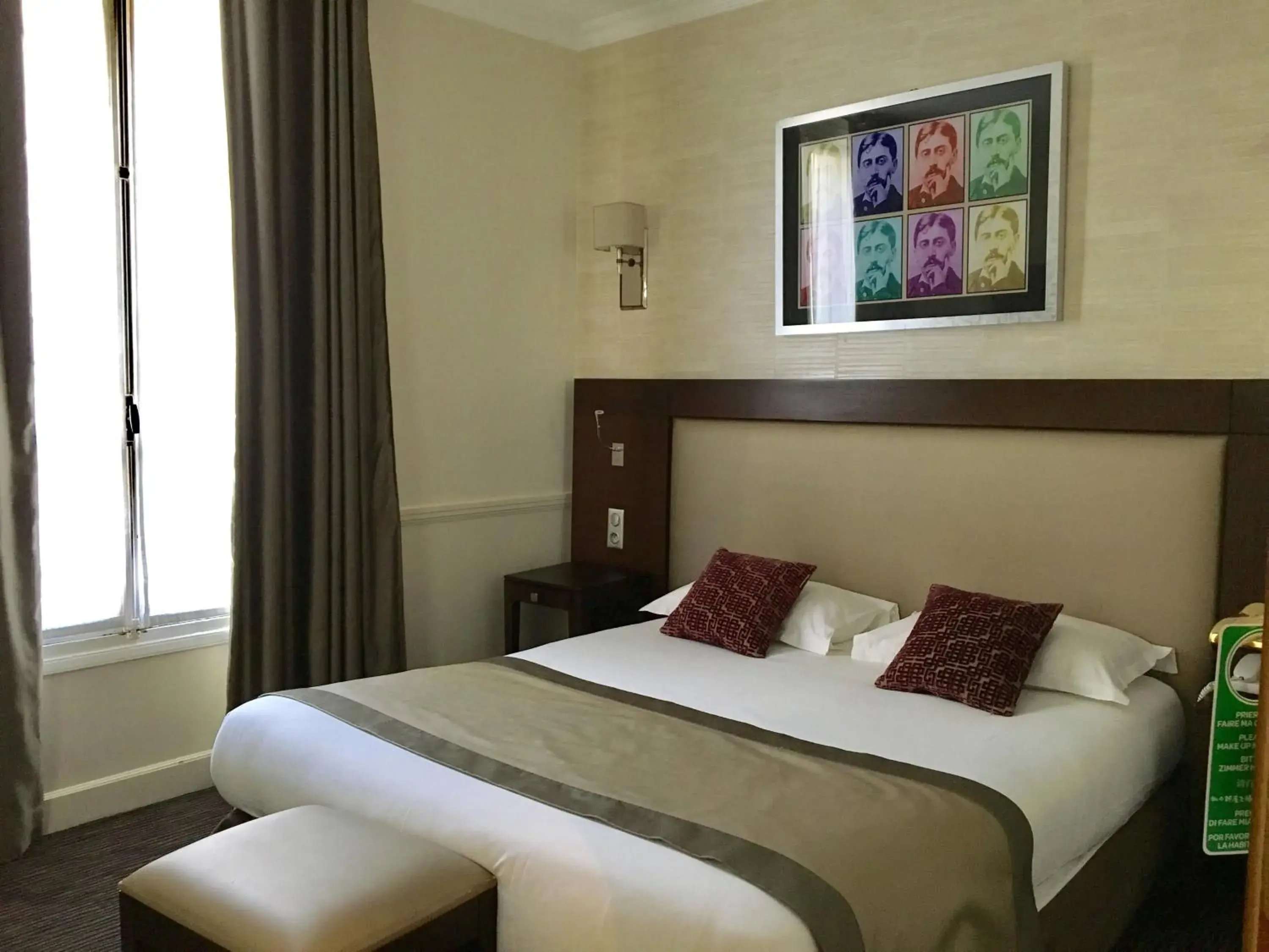 Photo of the whole room, Bed in Elysées Union Photo of the whole room, Bed in Elysées Union