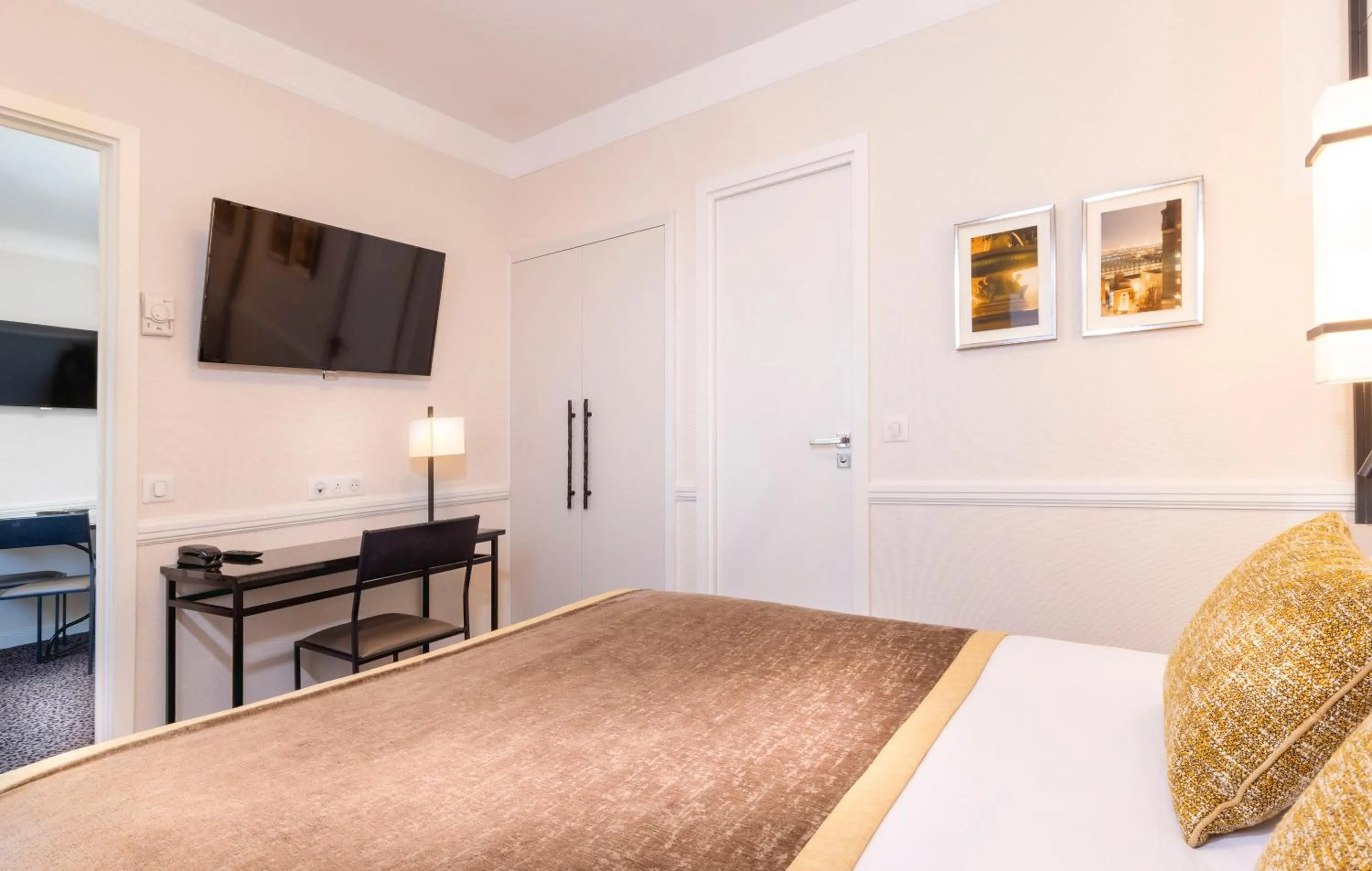 Bed in Elysées Union