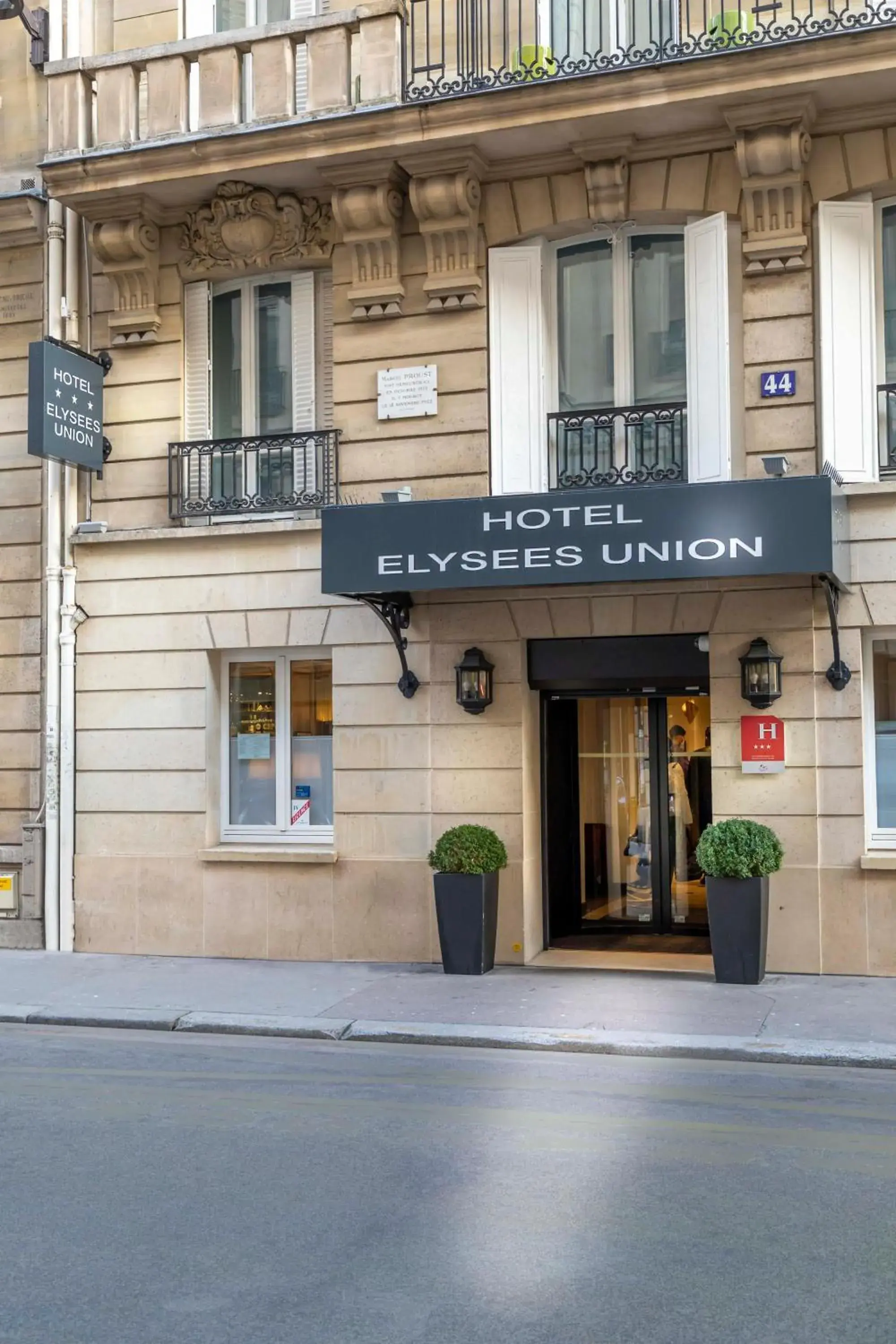 Property building in Elysées Union Property building in Elysées Union