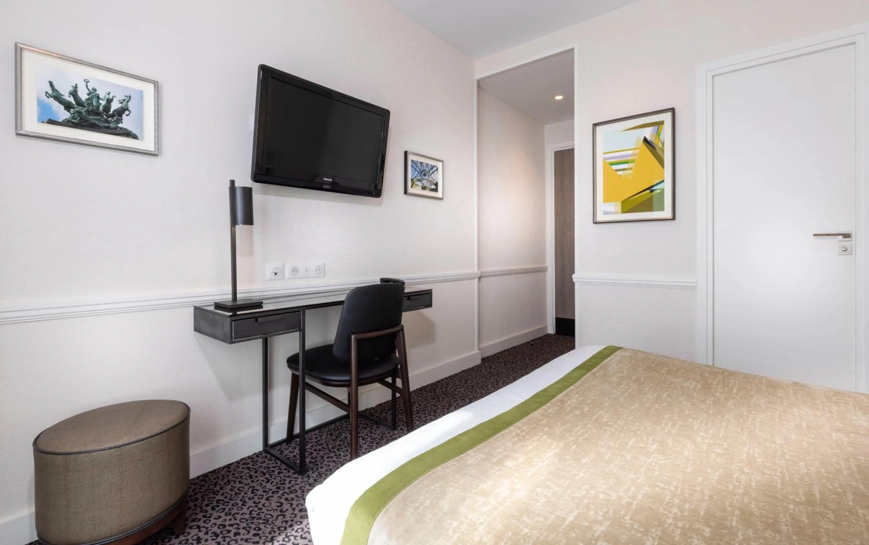 Bed in Elysées Union