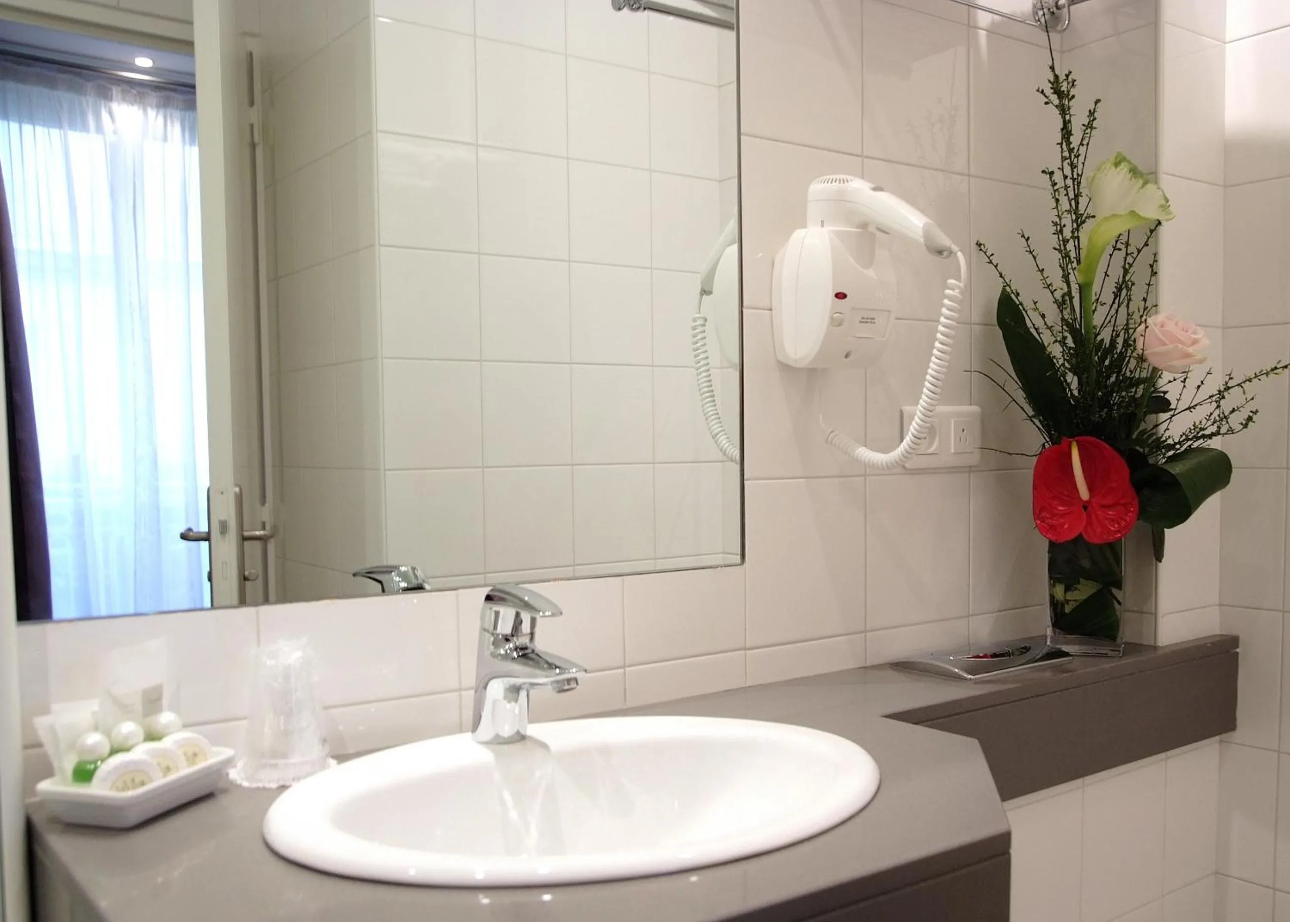 Bathroom in Elysées Union