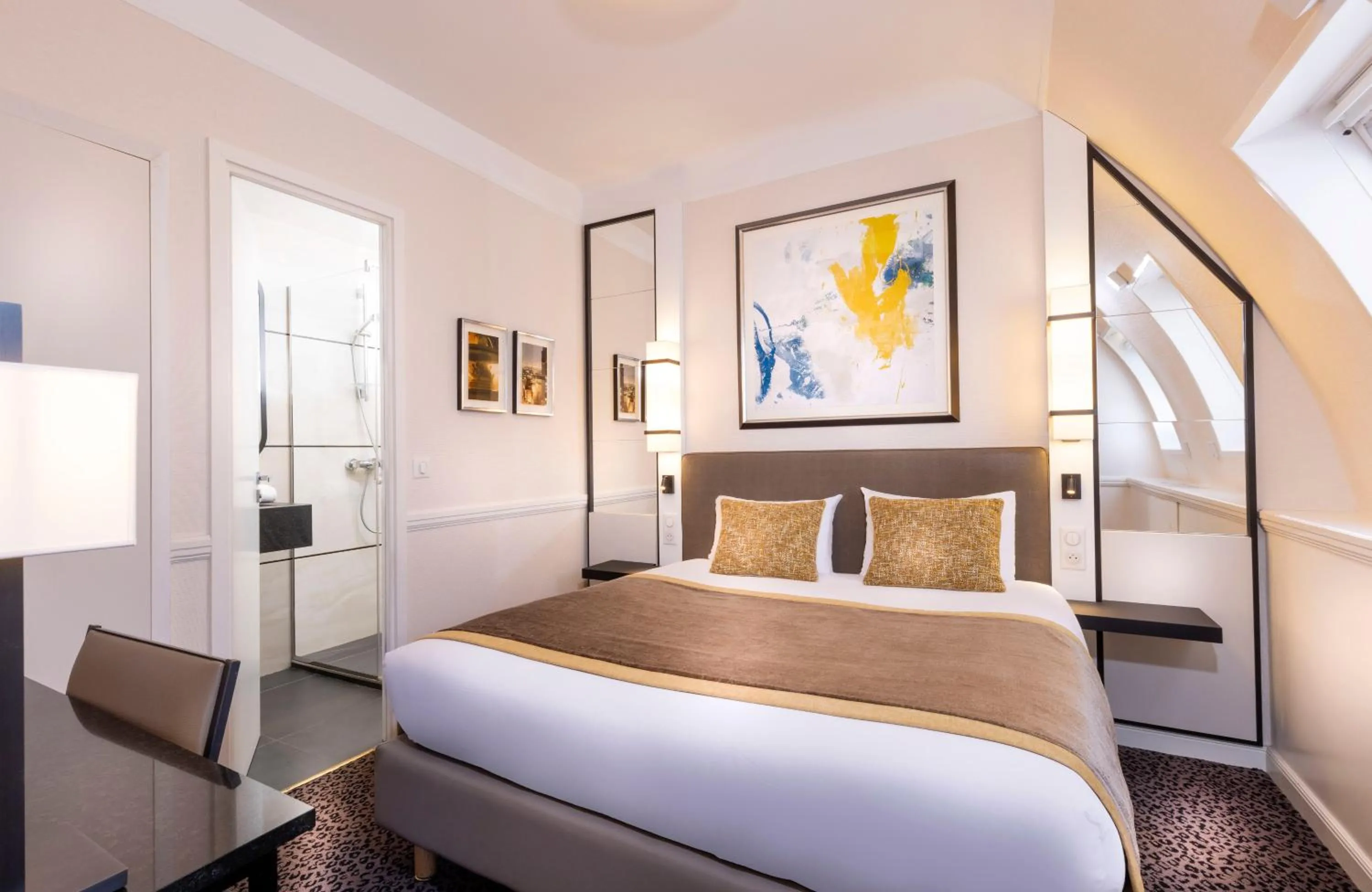 Bed in Elysées Union