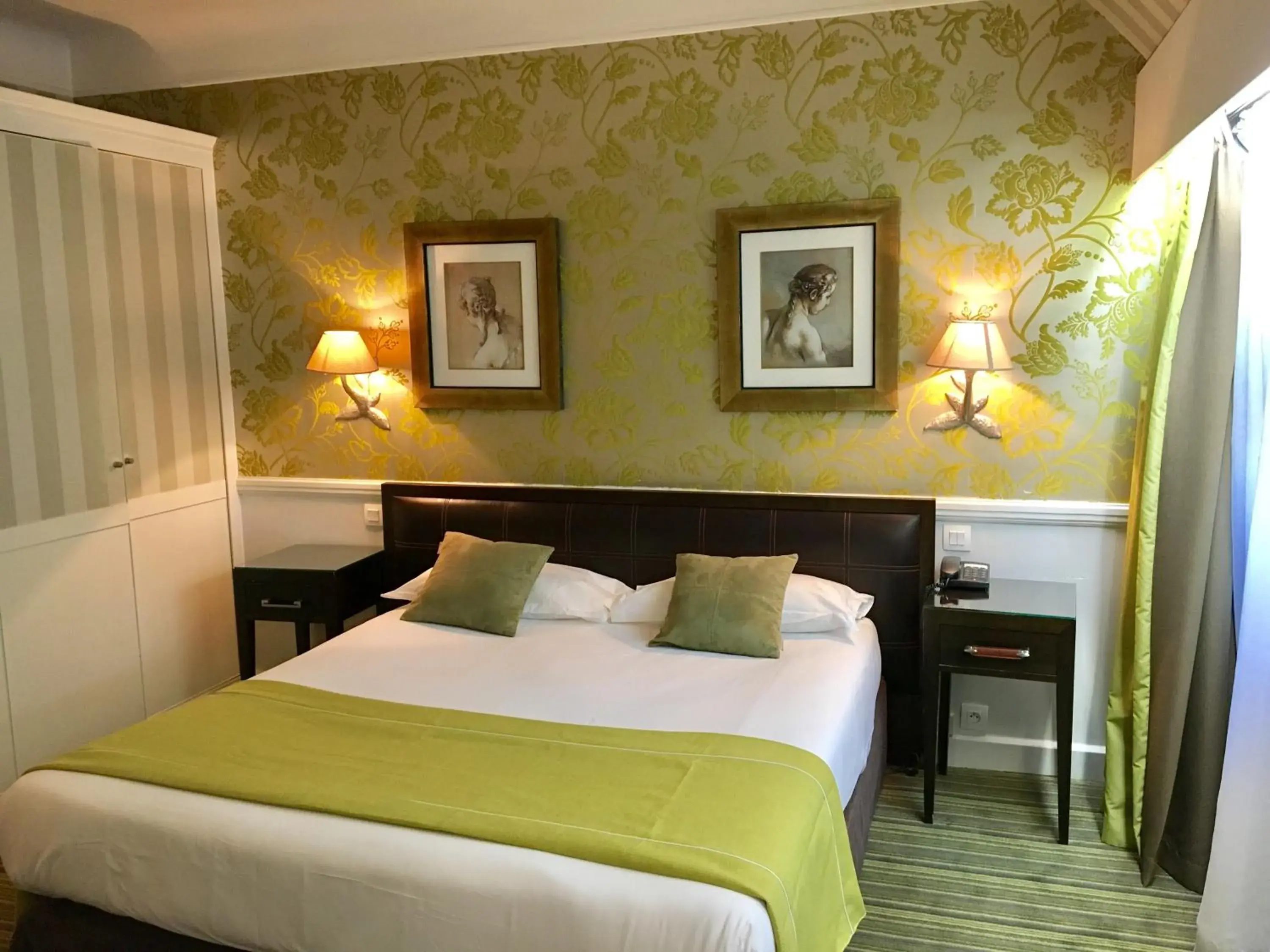 Photo of the whole room, Bed in Elysées Union Photo of the whole room, Bed in Elysées Union