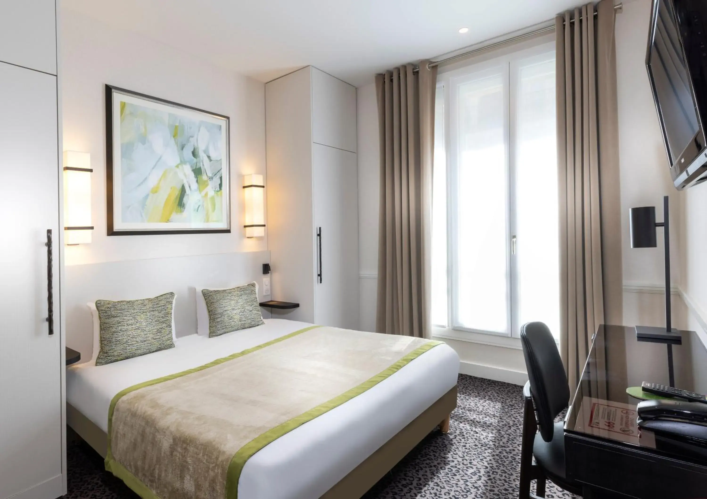 Photo of the whole room, Bed in Elysées Union Photo of the whole room, Bed in Elysées Union