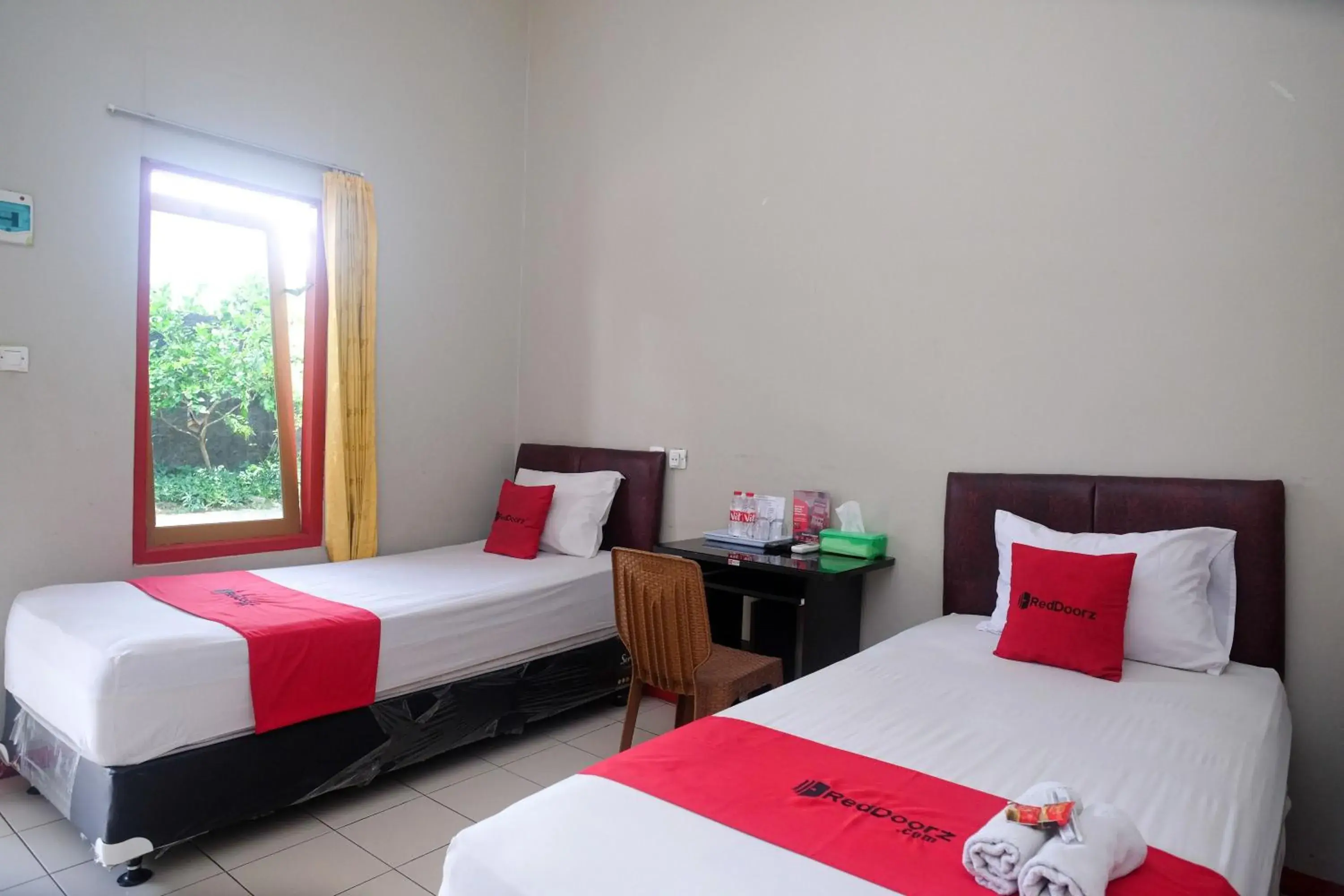 Twin Room in RedDoorz near Kampus UMP Purwokerto Twin Room in RedDoorz near Kampus UMP Purwokerto