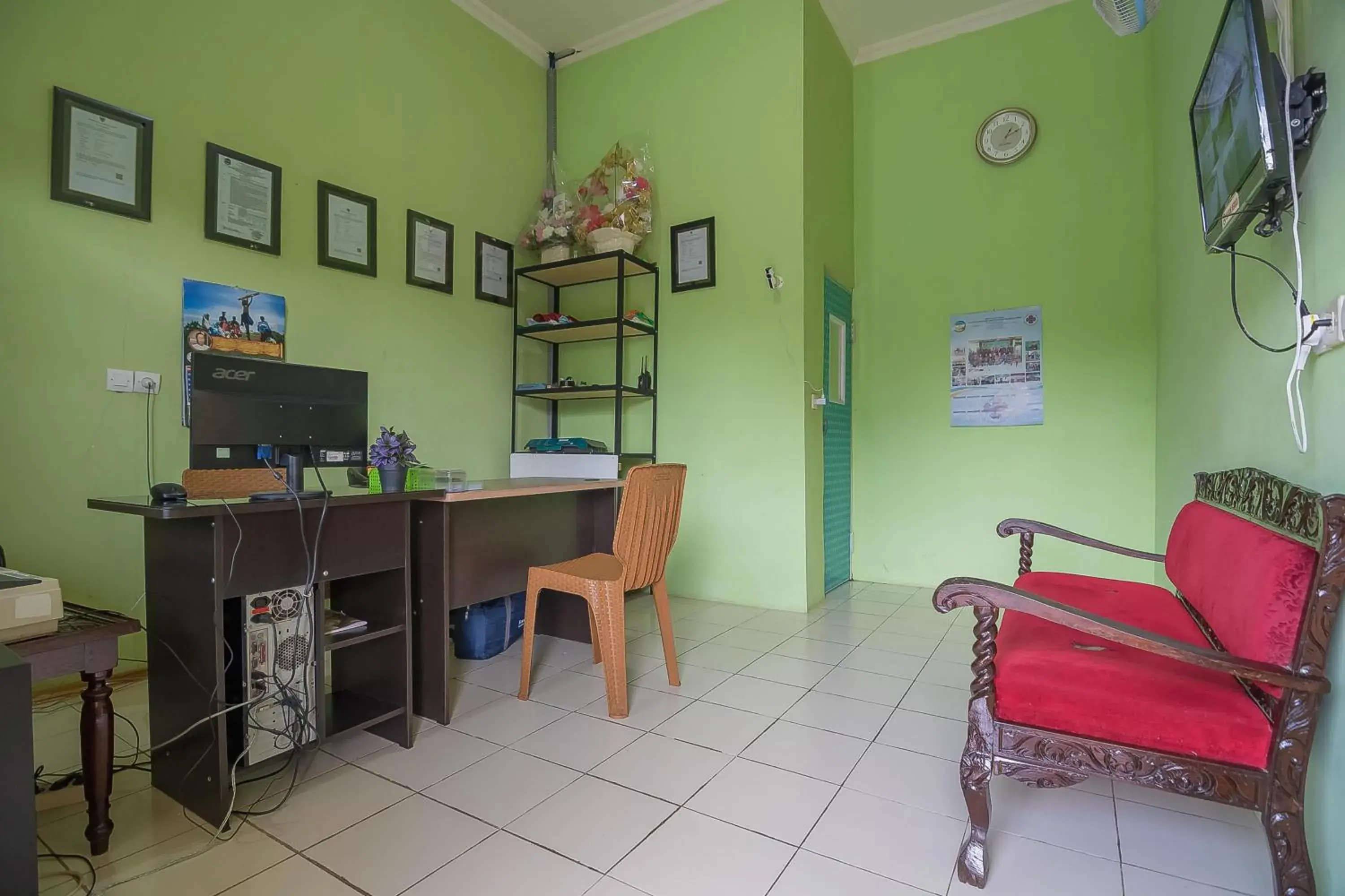 Lobby or reception in RedDoorz near Kampus UMP Purwokerto Lobby or reception in RedDoorz near Kampus UMP Purwokerto