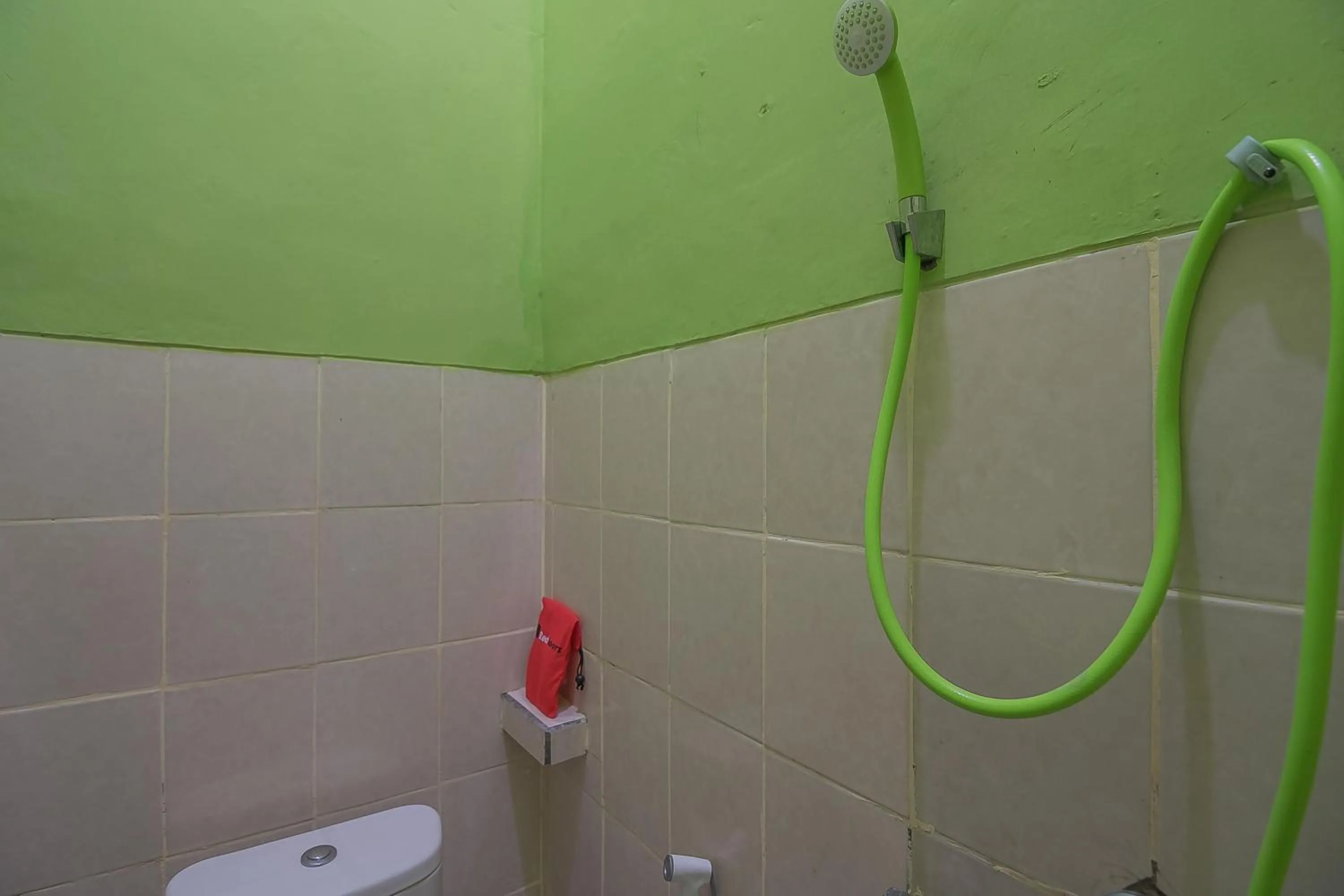 Bathroom in RedDoorz near Kampus UMP Purwokerto