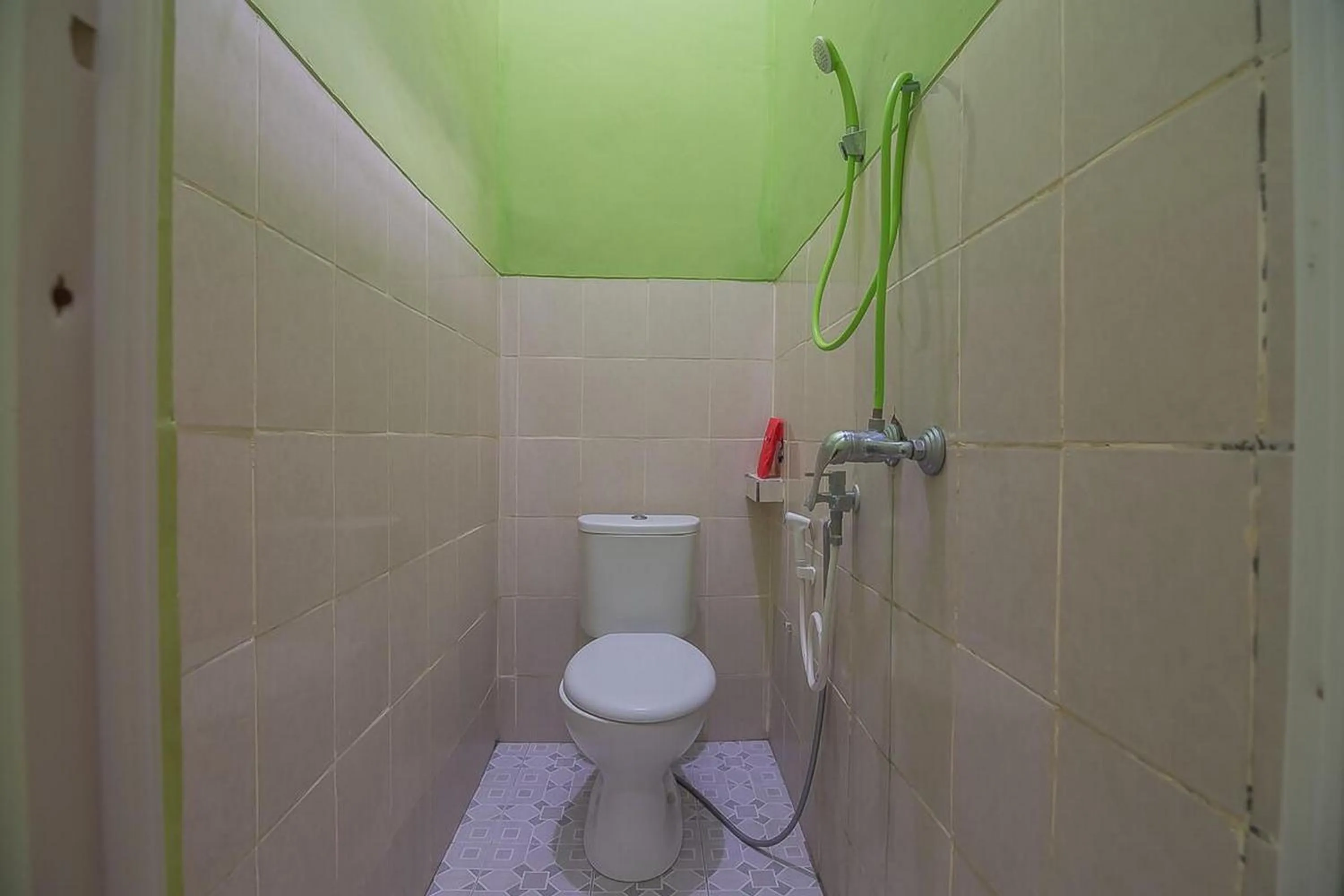 Bathroom in RedDoorz near Kampus UMP Purwokerto