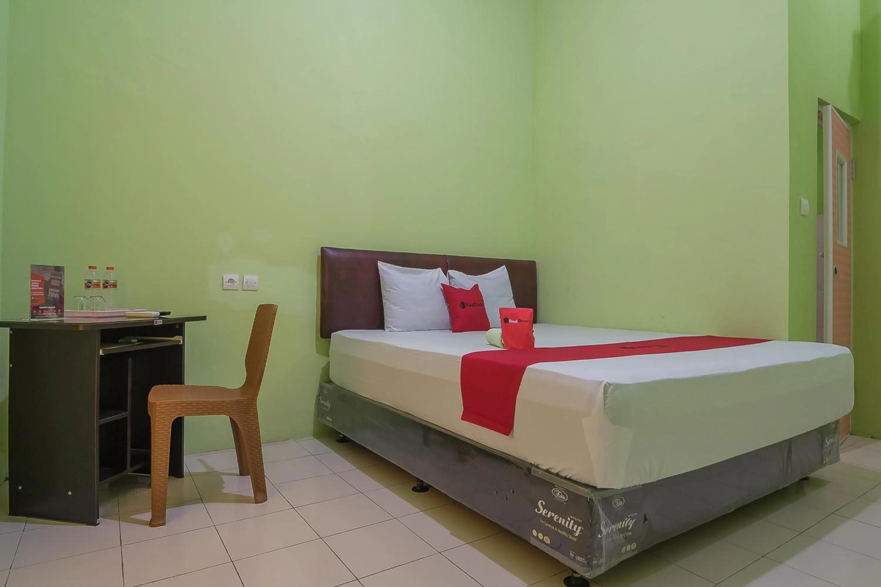 Bedroom, Bed in RedDoorz near Kampus UMP Purwokerto