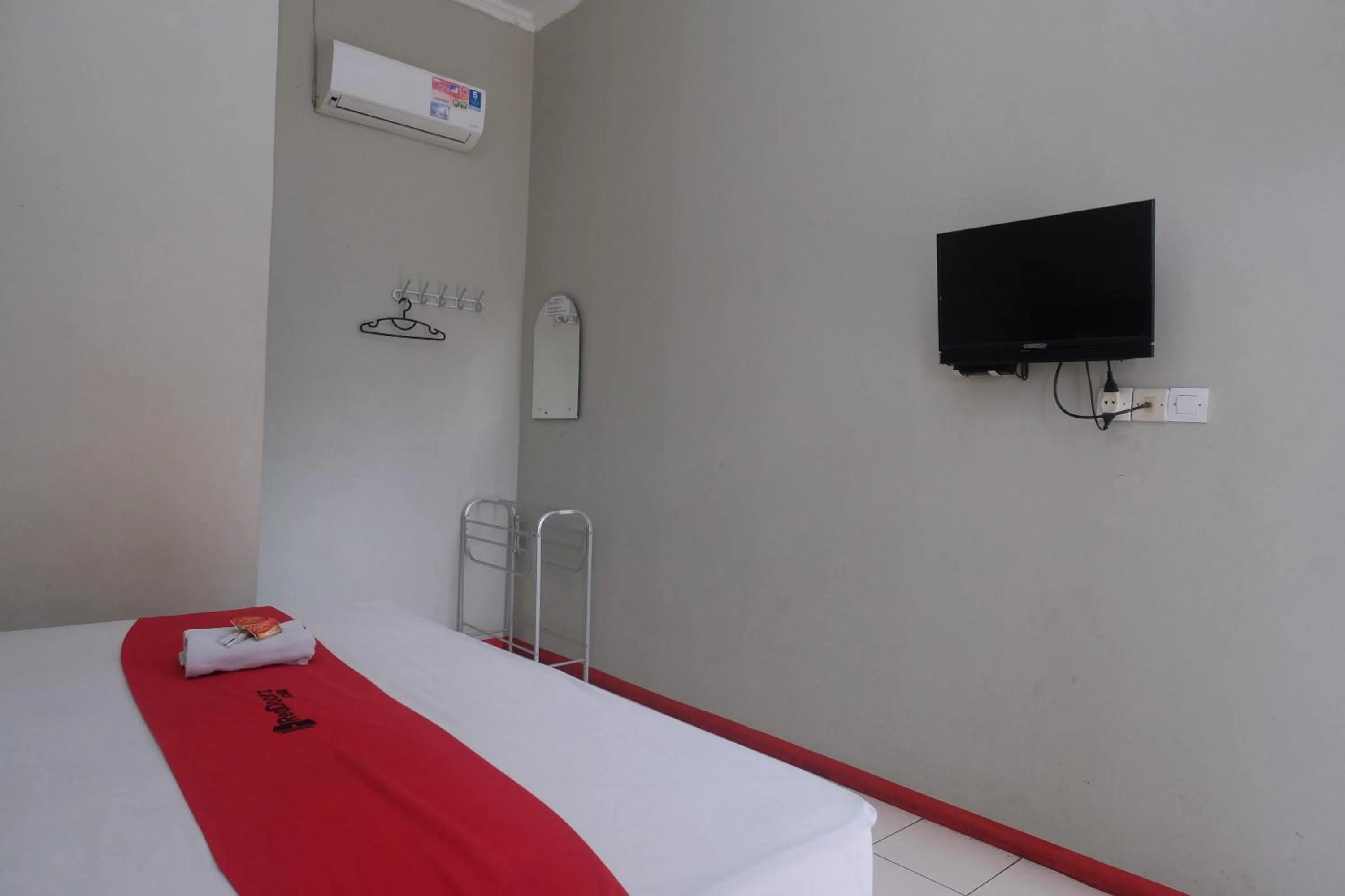 Bedroom in RedDoorz near Kampus UMP Purwokerto