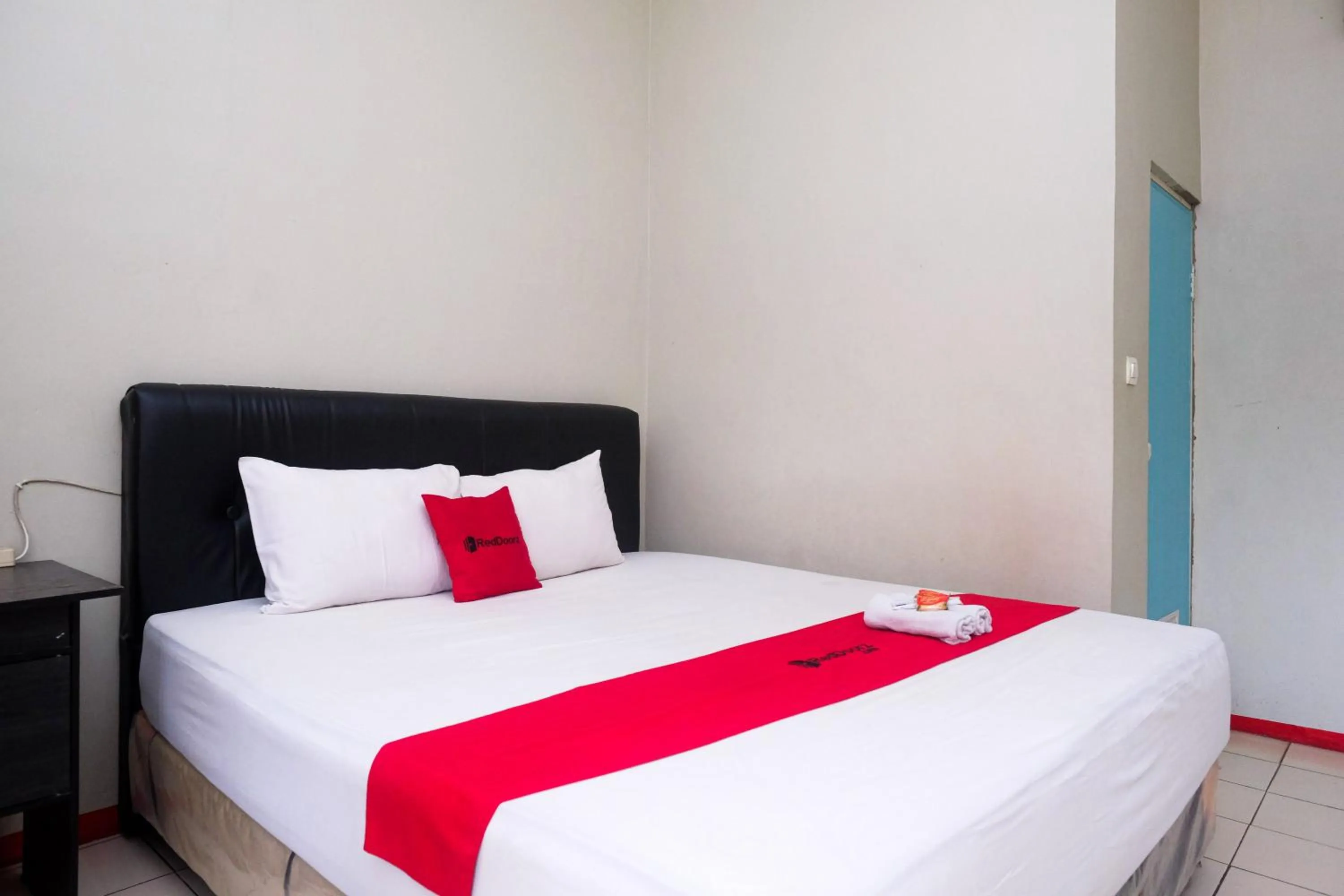 Bedroom, Bed in RedDoorz near Kampus UMP Purwokerto