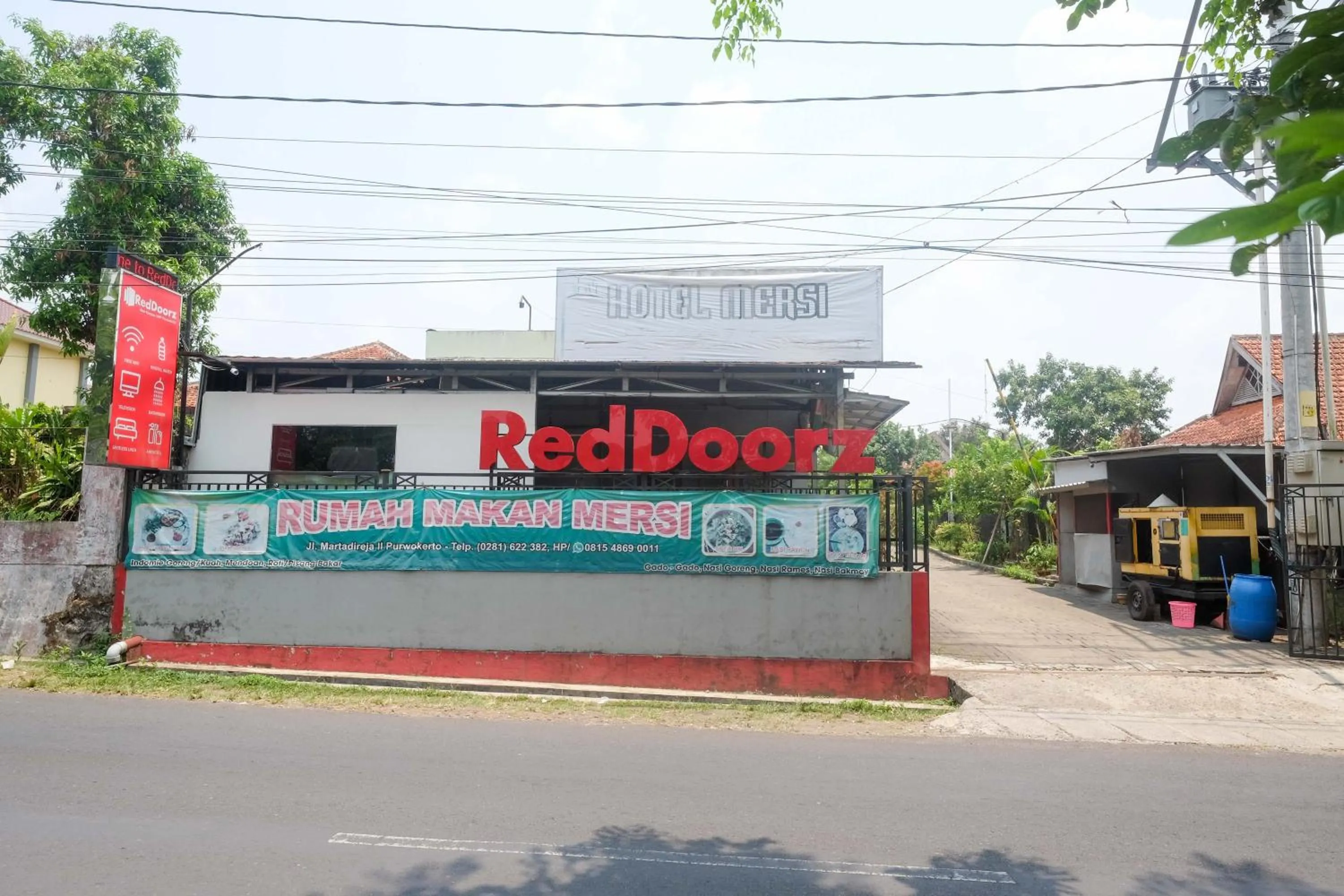Facade/entrance in RedDoorz near Kampus UMP Purwokerto