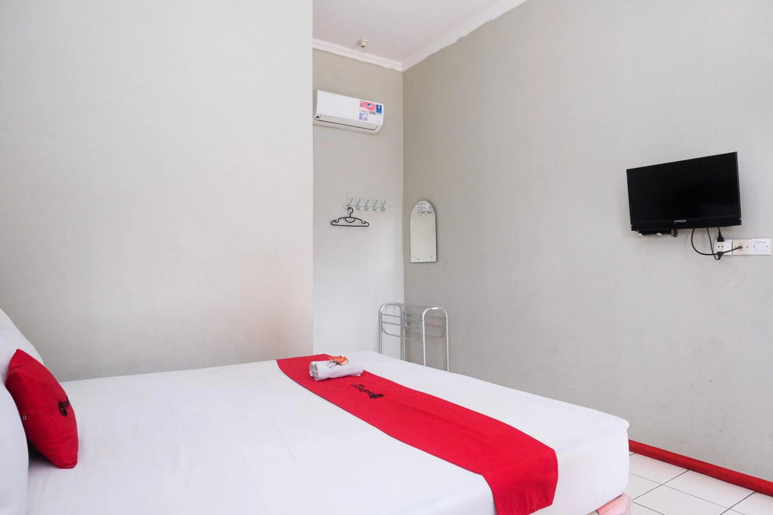 Bedroom, Bed in RedDoorz near Kampus UMP Purwokerto