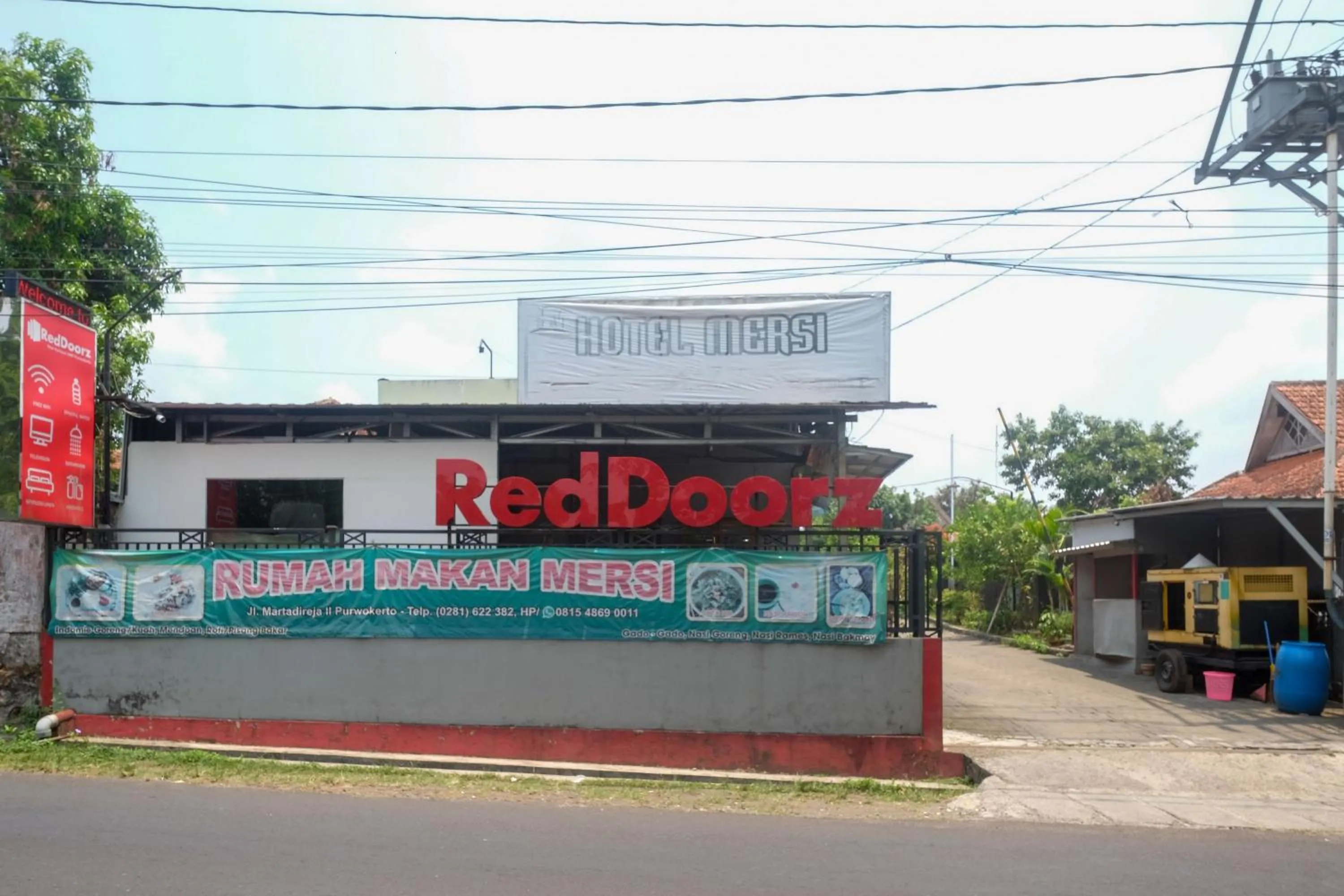 Facade/entrance in RedDoorz near Kampus UMP Purwokerto