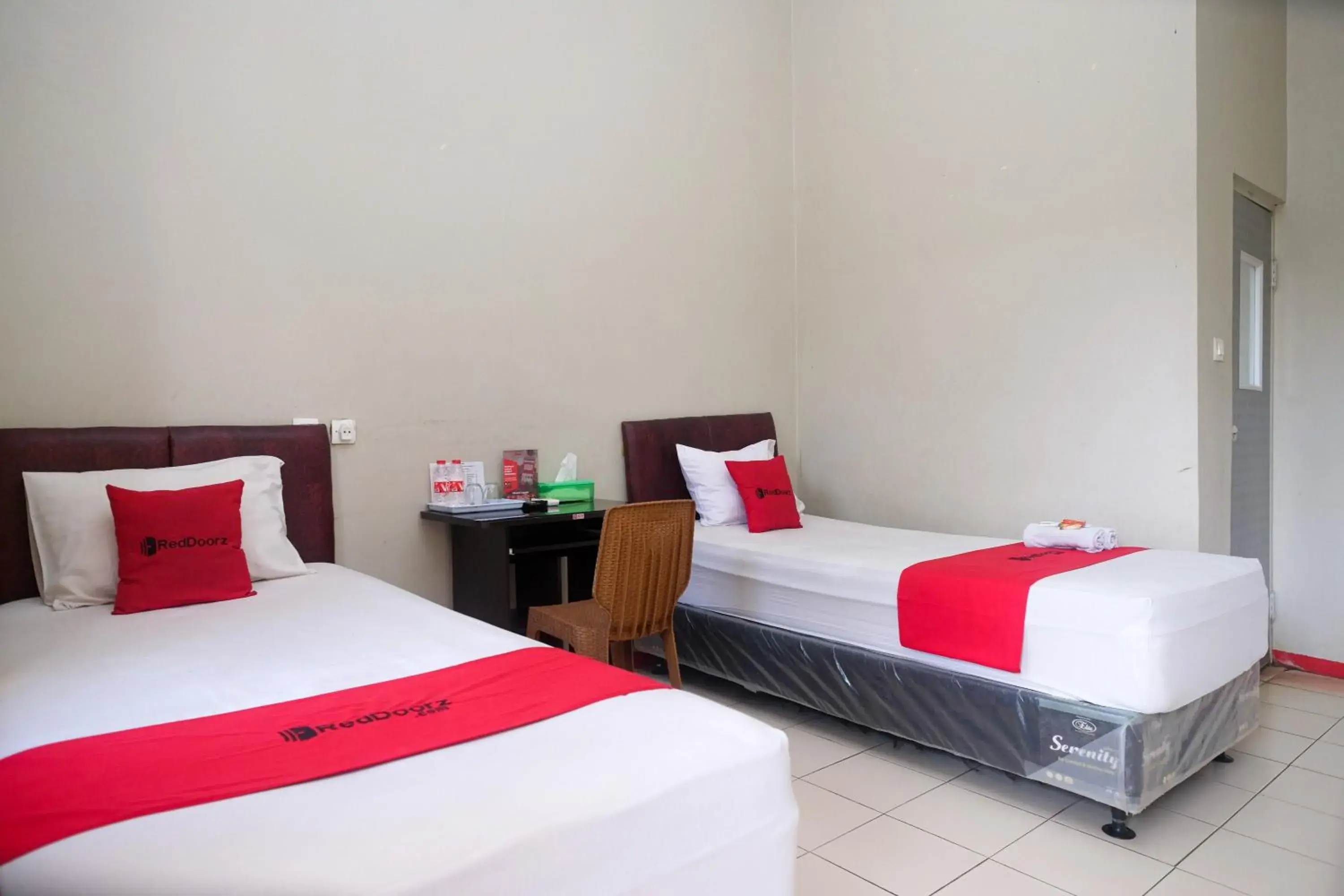 Twin Room in RedDoorz near Kampus UMP Purwokerto Twin Room in RedDoorz near Kampus UMP Purwokerto
