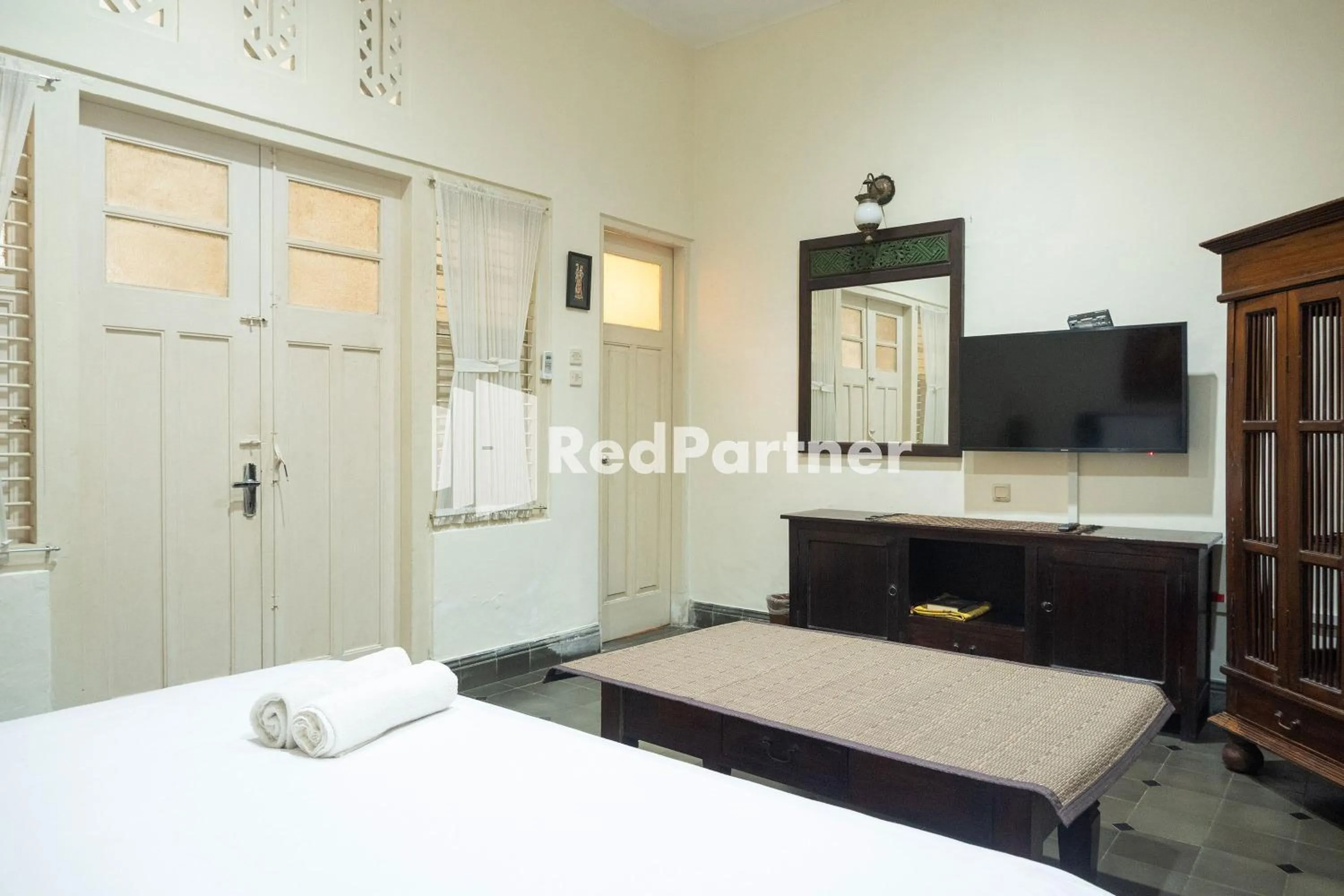 Bedroom, Bed in Monginsidi Guest House Syariah Malioboro Yogyakarta Mitra RedDoorz