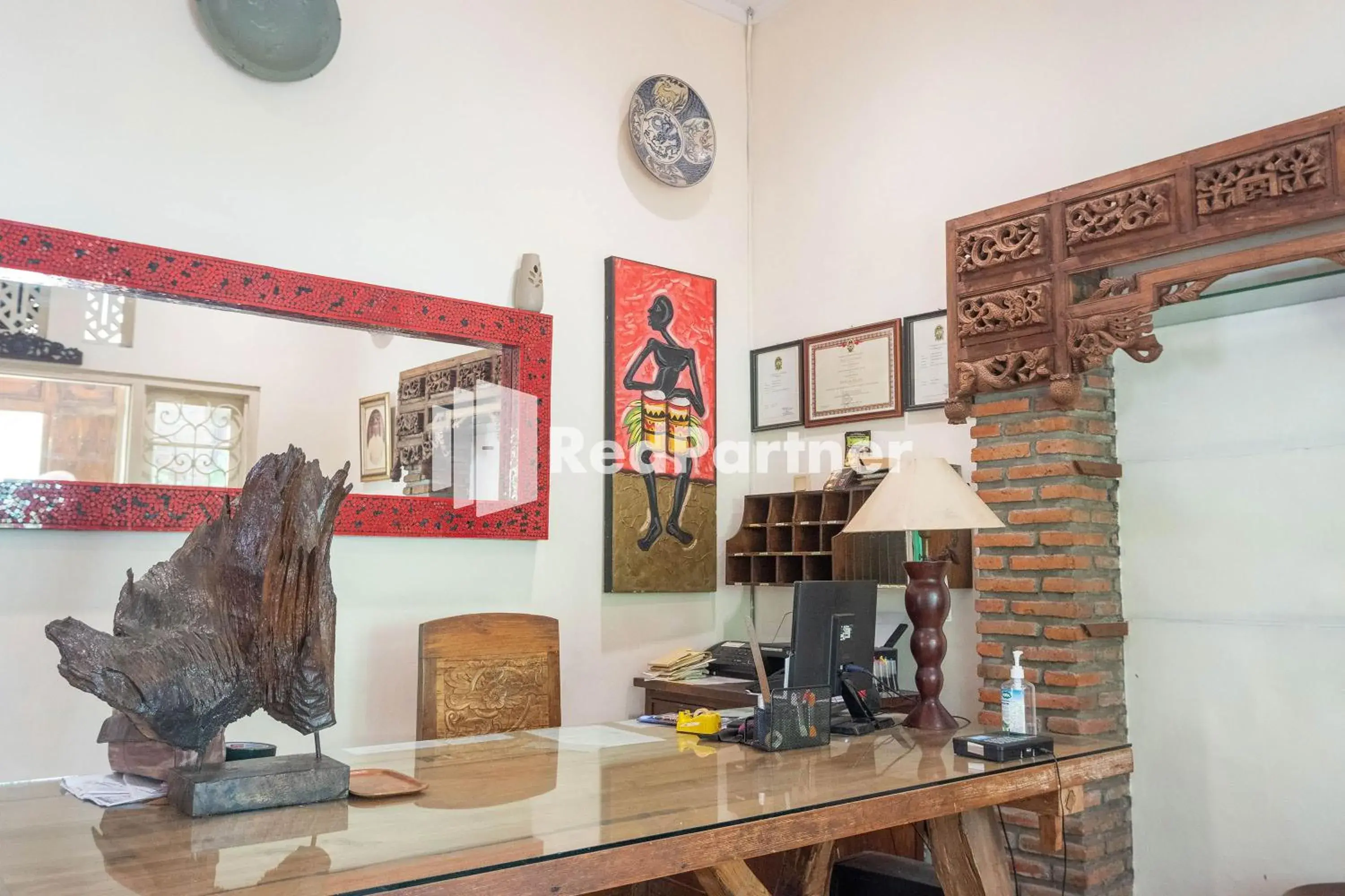 Lobby or reception in Monginsidi Guest House Syariah Malioboro Yogyakarta Mitra RedDoorz Lobby or reception in Monginsidi Guest House Syariah Malioboro Yogyakarta Mitra RedDoorz