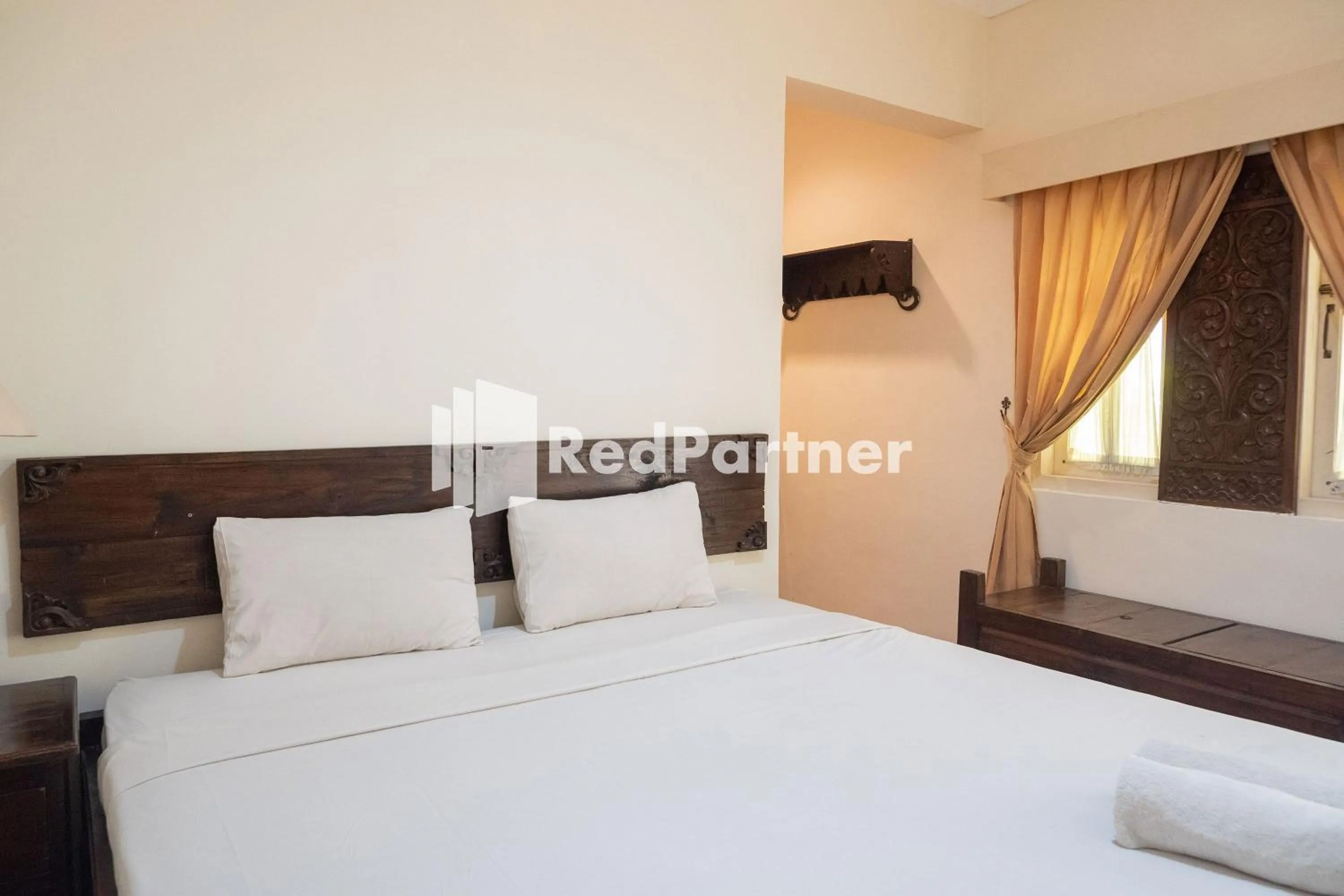 Bed in Monginsidi Guest House Syariah Malioboro Yogyakarta Mitra RedDoorz