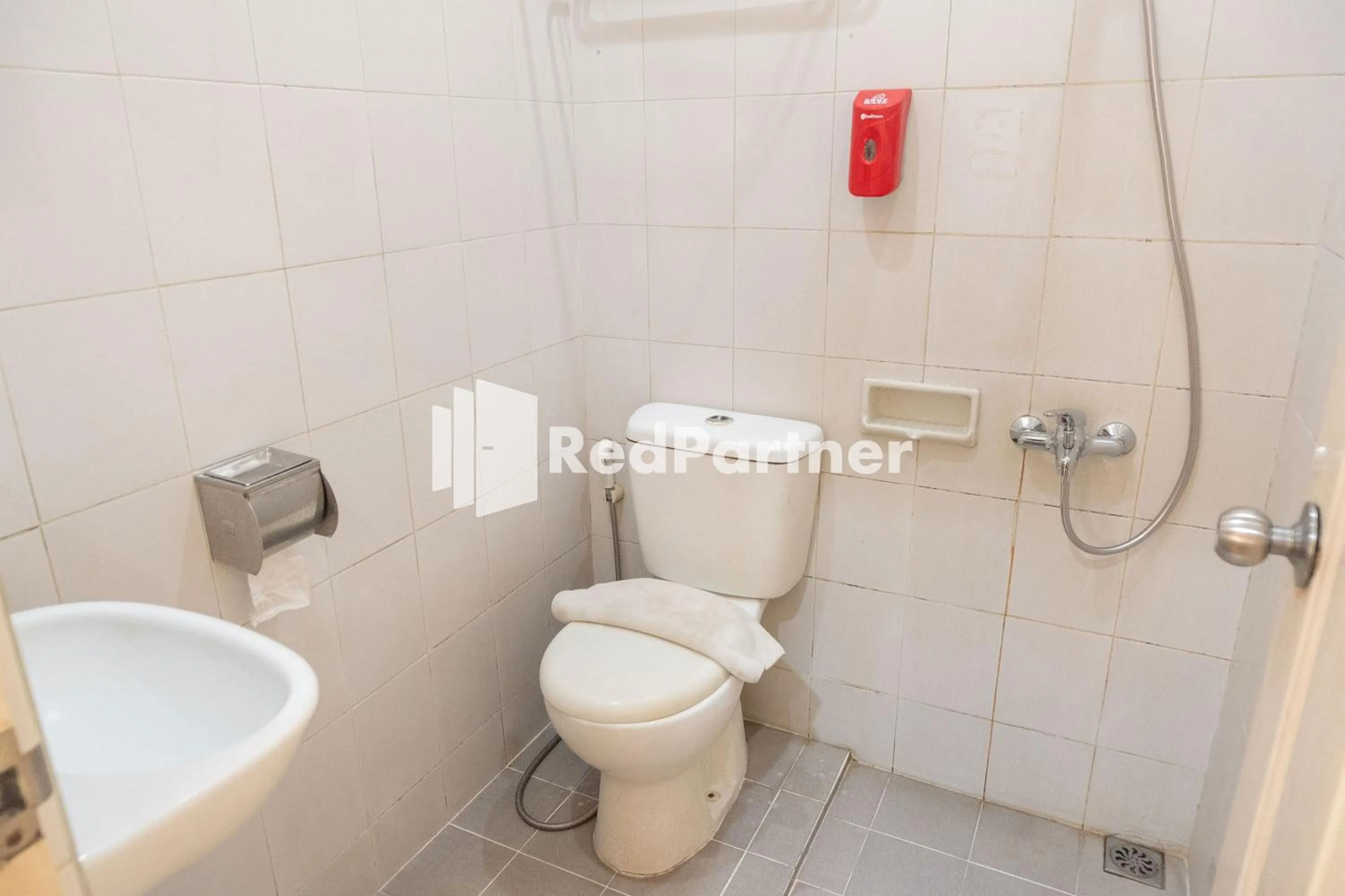 Bathroom in Monginsidi Guest House Syariah Malioboro Yogyakarta Mitra RedDoorz
