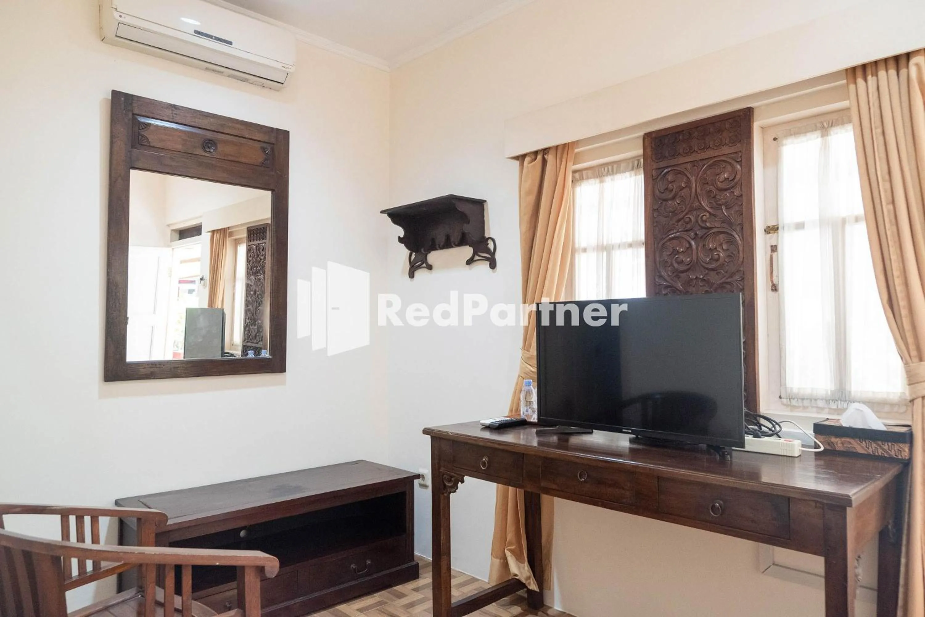 TV and multimedia in Monginsidi Guest House Syariah Malioboro Yogyakarta Mitra RedDoorz