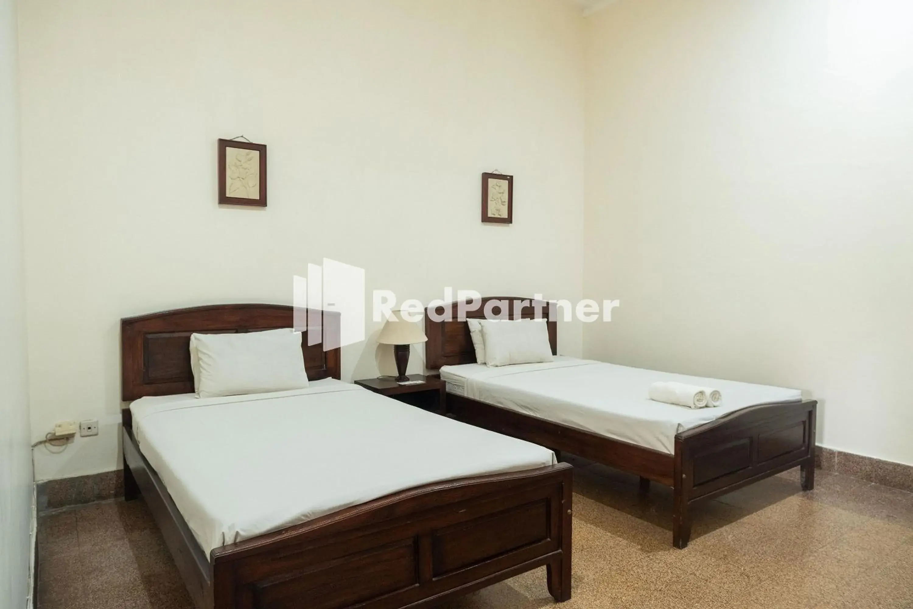 Bedroom, Bed in Monginsidi Guest House Syariah Malioboro Yogyakarta Mitra RedDoorz Bedroom, Bed in Monginsidi Guest House Syariah Malioboro Yogyakarta Mitra RedDoorz