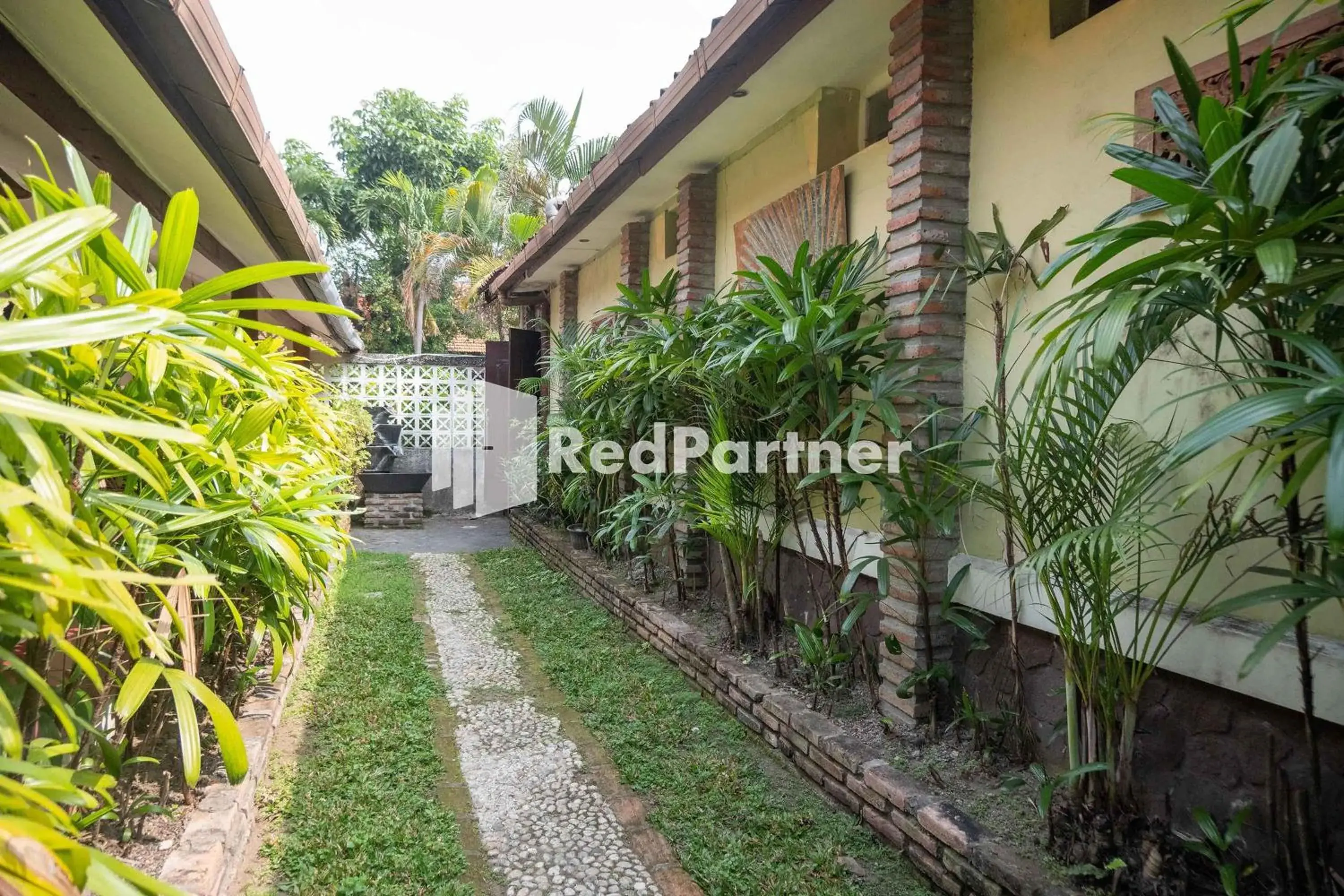 Patio in Monginsidi Guest House Syariah Malioboro Yogyakarta Mitra RedDoorz Patio in Monginsidi Guest House Syariah Malioboro Yogyakarta Mitra RedDoorz
