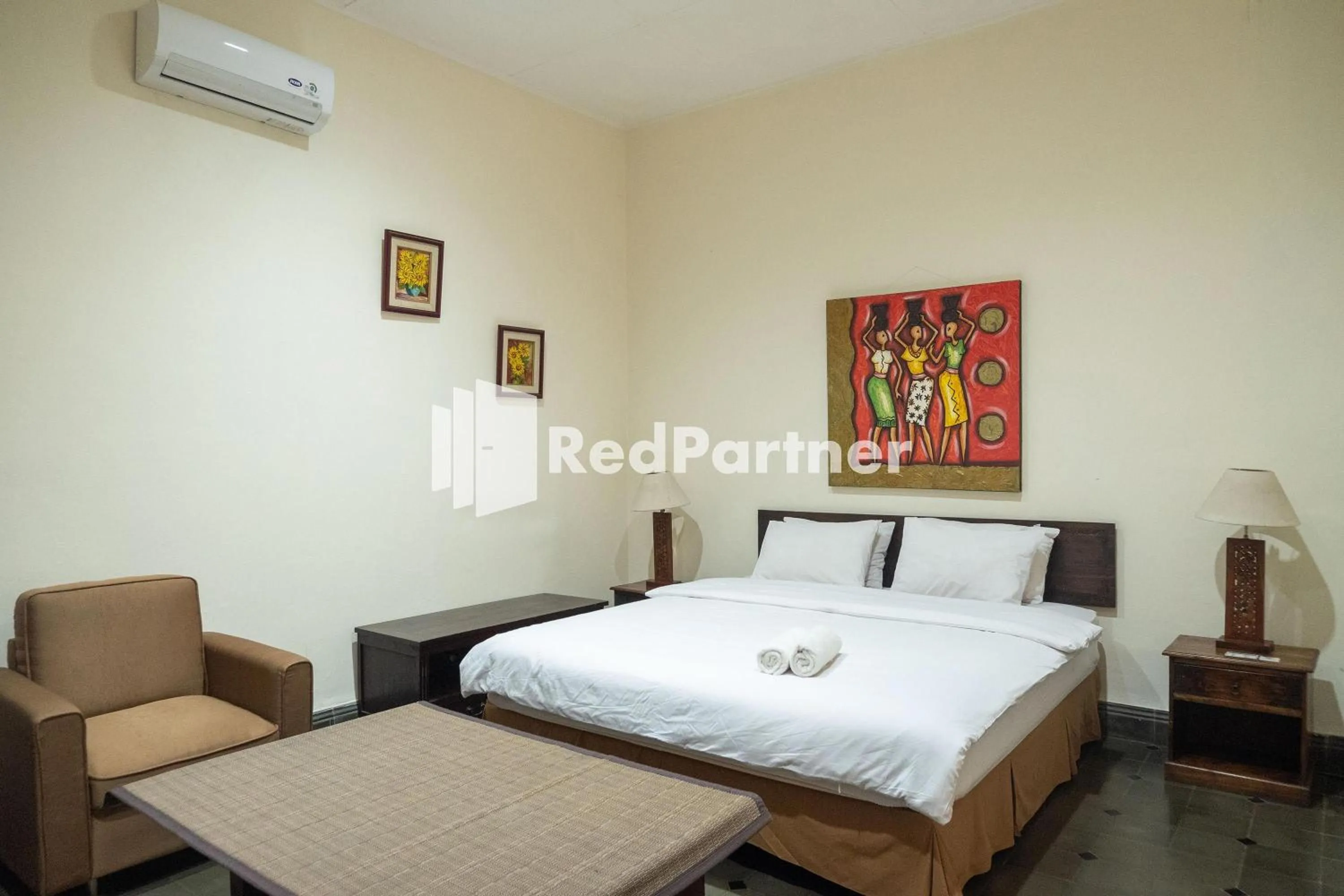 Bedroom, Bed in Monginsidi Guest House Syariah Malioboro Yogyakarta Mitra RedDoorz
