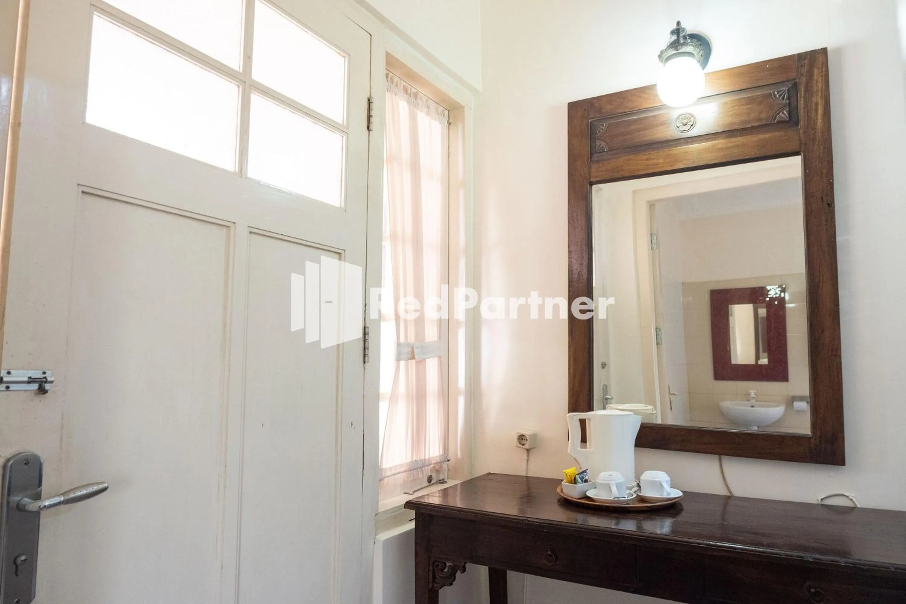 Coffee/tea facilities in Monginsidi Guest House Syariah Malioboro Yogyakarta Mitra RedDoorz