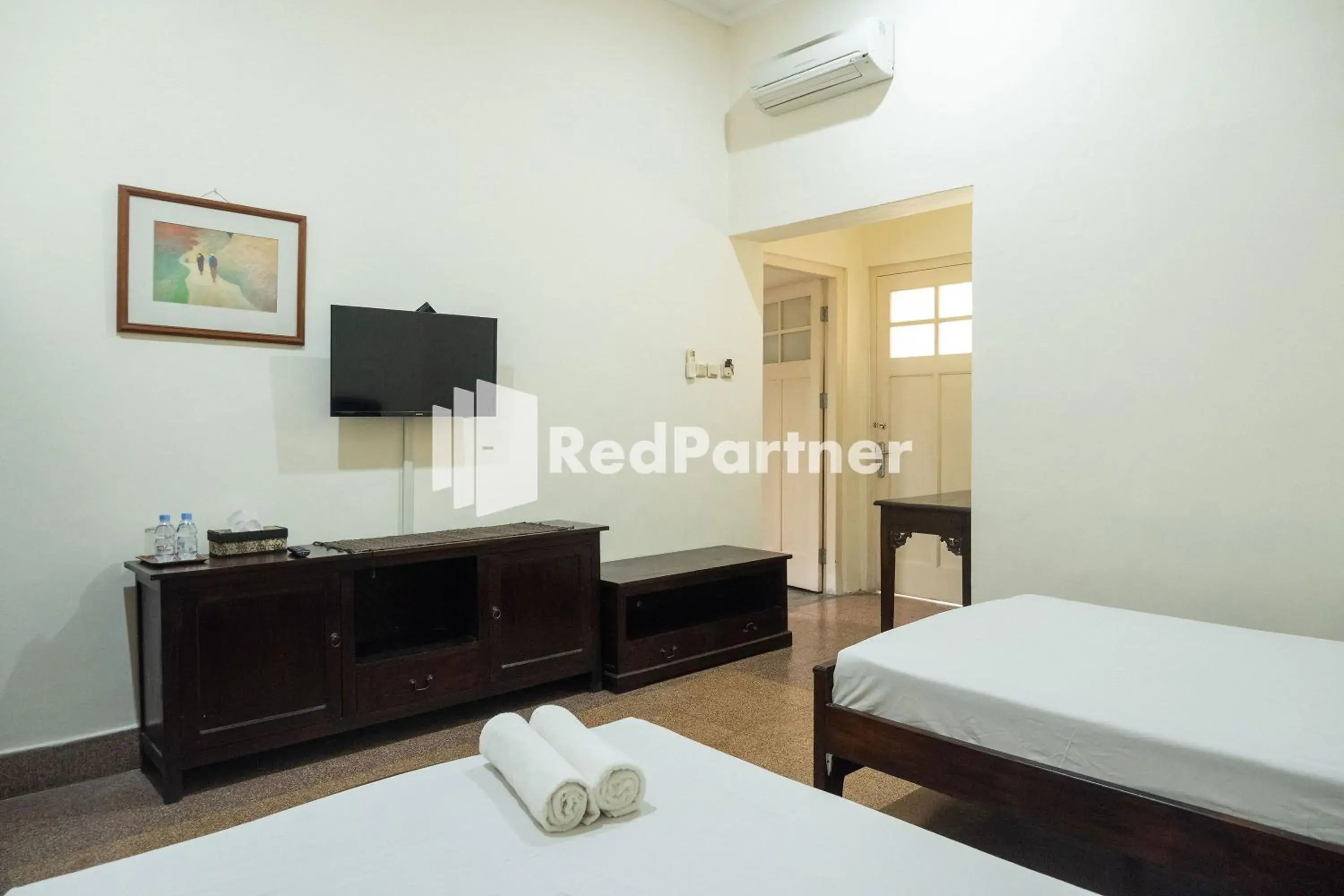 Bedroom, Bed in Monginsidi Guest House Syariah Malioboro Yogyakarta Mitra RedDoorz Bedroom, Bed in Monginsidi Guest House Syariah Malioboro Yogyakarta Mitra RedDoorz