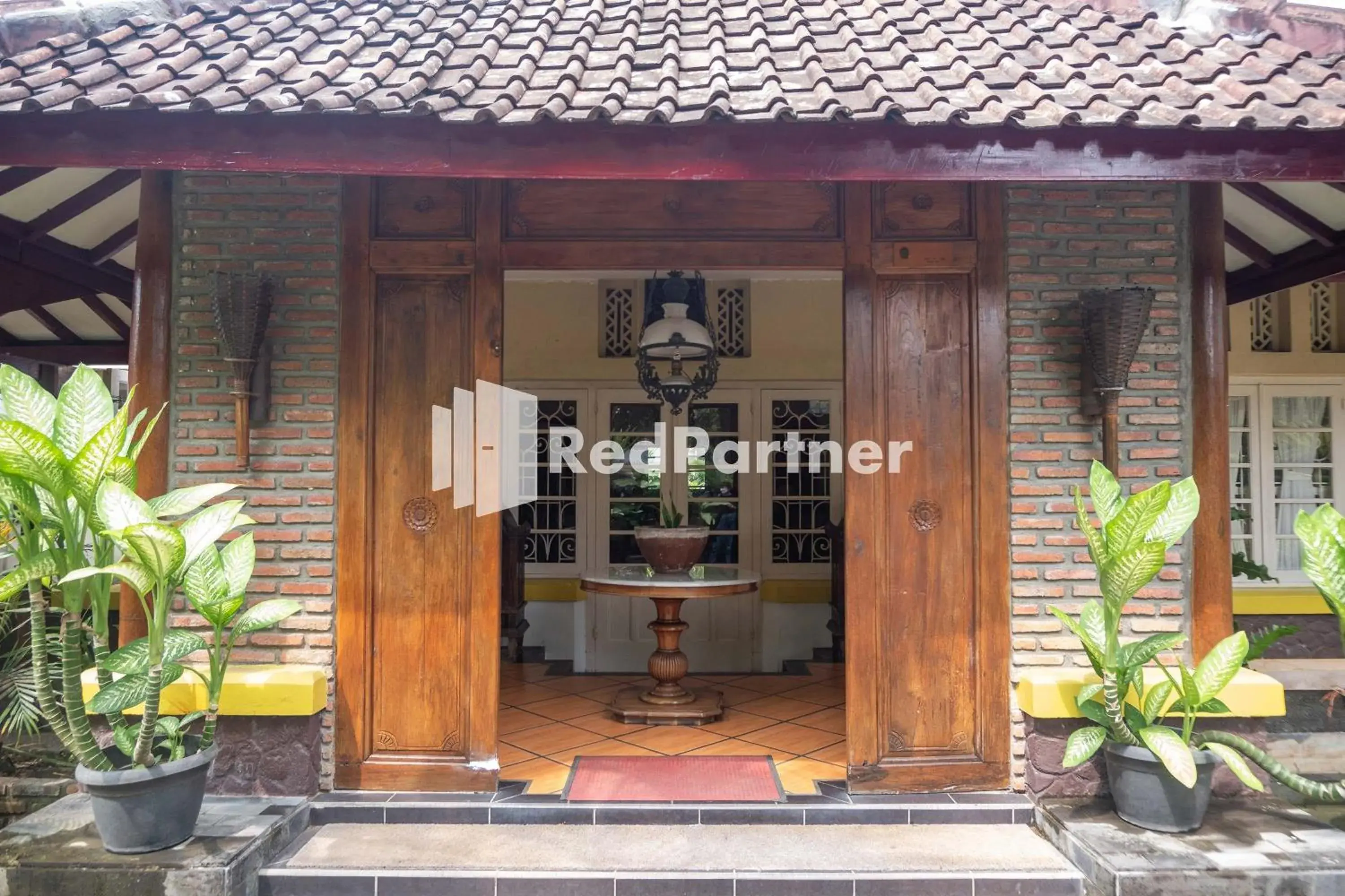 Facade/entrance in Monginsidi Guest House Syariah Malioboro Yogyakarta Mitra RedDoorz Facade/entrance in Monginsidi Guest House Syariah Malioboro Yogyakarta Mitra RedDoorz