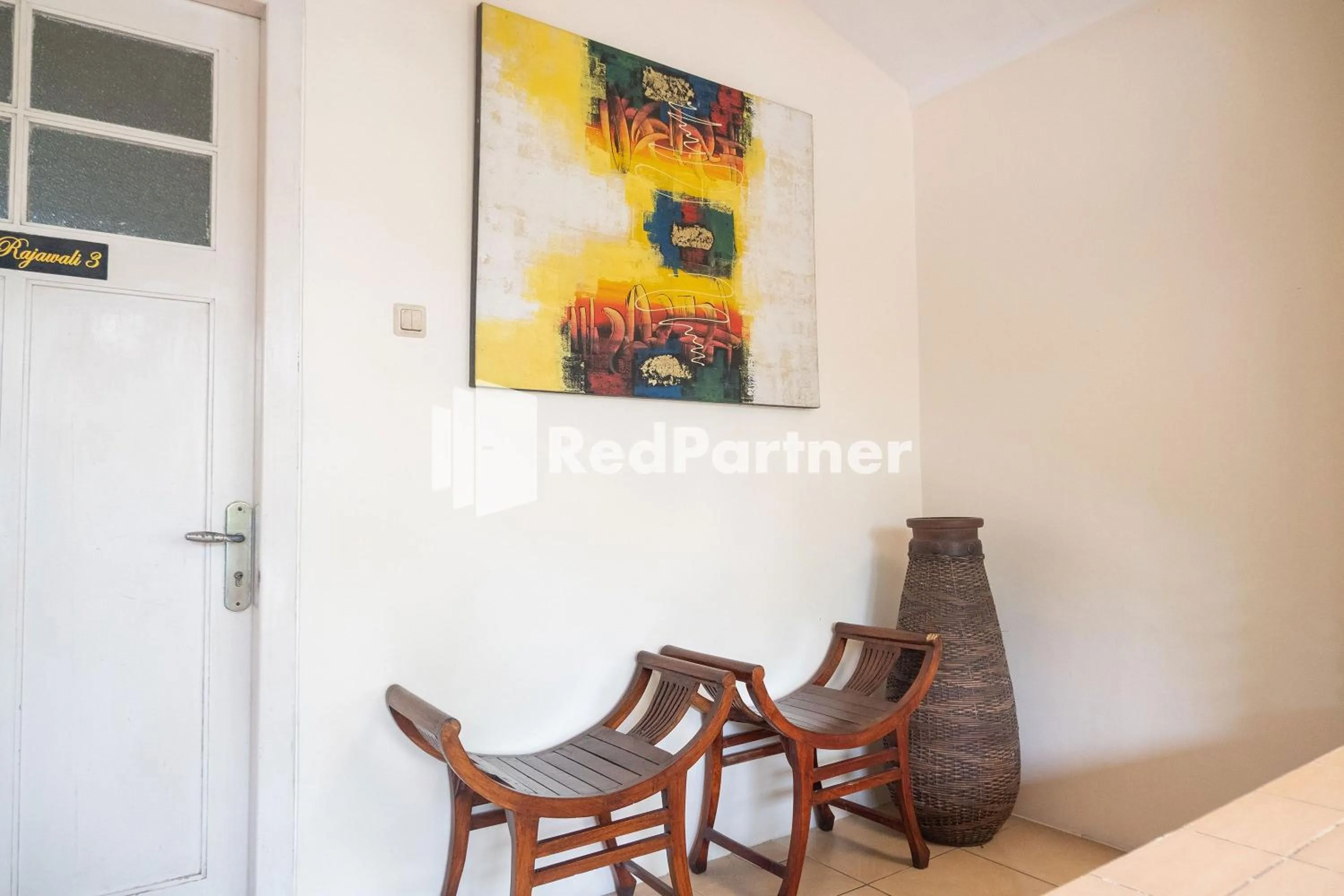 Seating area in Monginsidi Guest House Syariah Malioboro Yogyakarta Mitra RedDoorz