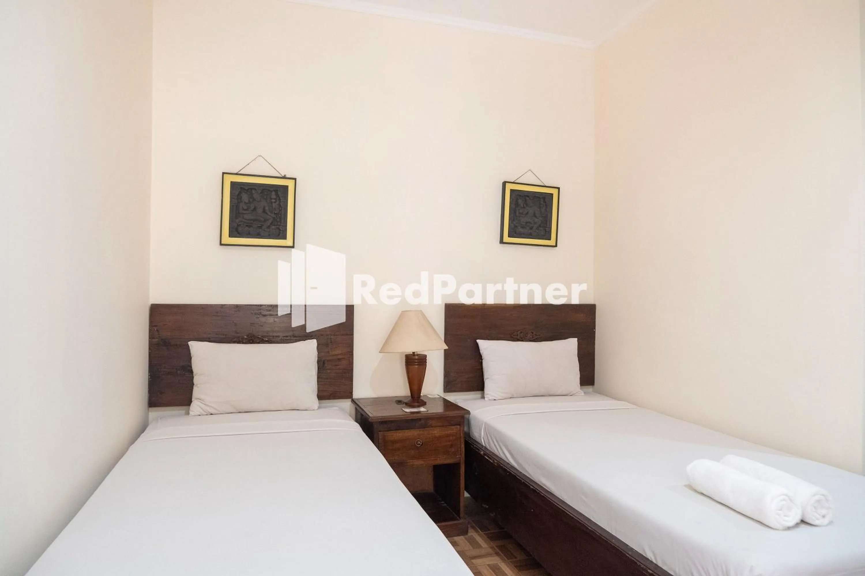 Bedroom, Bed in Monginsidi Guest House Syariah Malioboro Yogyakarta Mitra RedDoorz