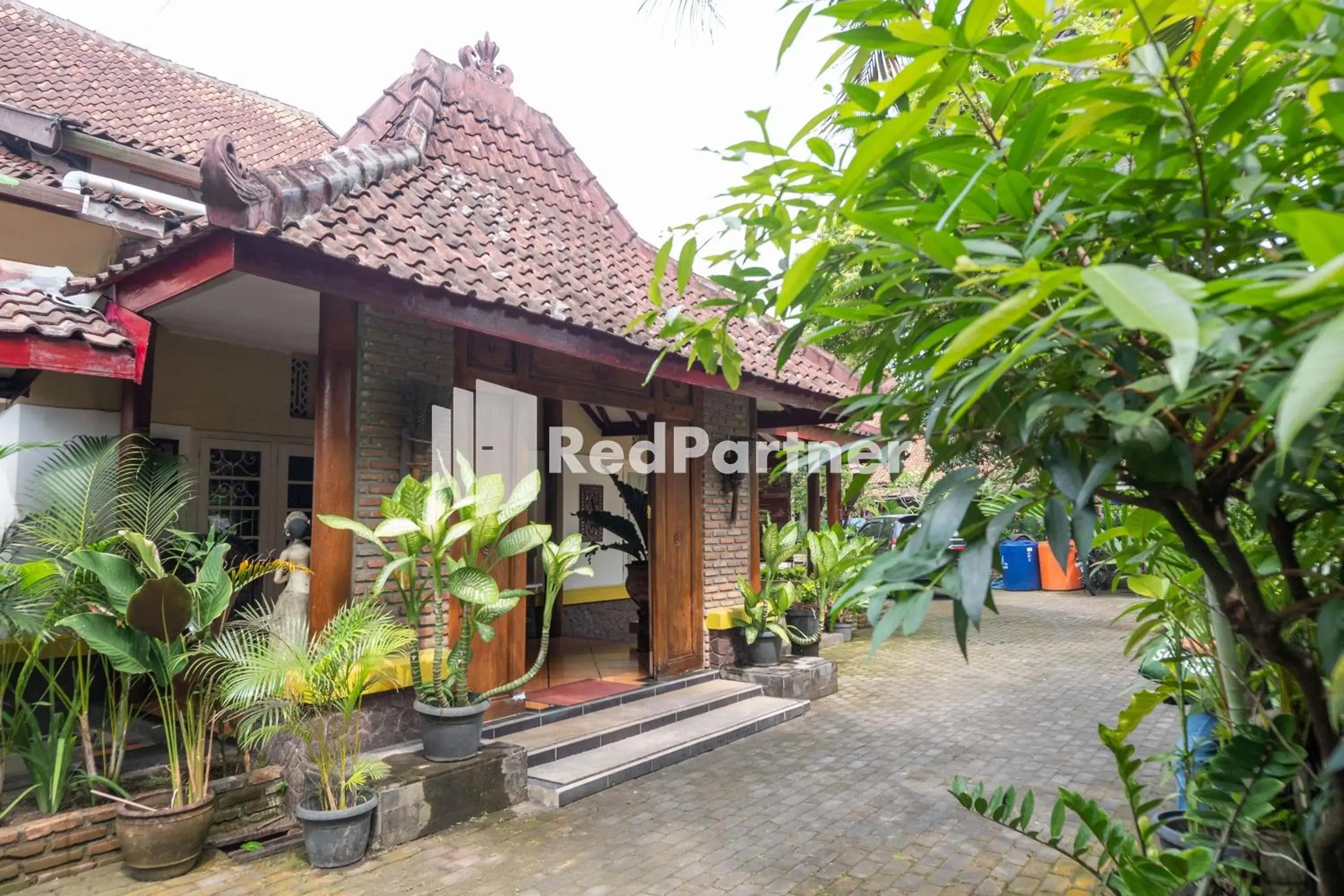 Facade/entrance in Monginsidi Guest House Syariah Malioboro Yogyakarta Mitra RedDoorz Facade/entrance in Monginsidi Guest House Syariah Malioboro Yogyakarta Mitra RedDoorz
