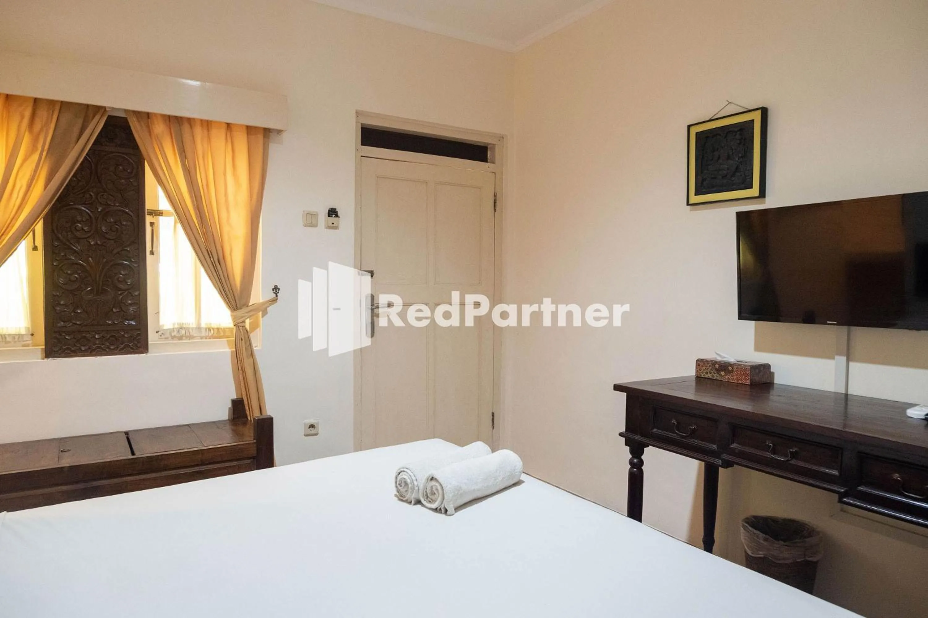 Photo of the whole room, Bed in Monginsidi Guest House Syariah Malioboro Yogyakarta Mitra RedDoorz