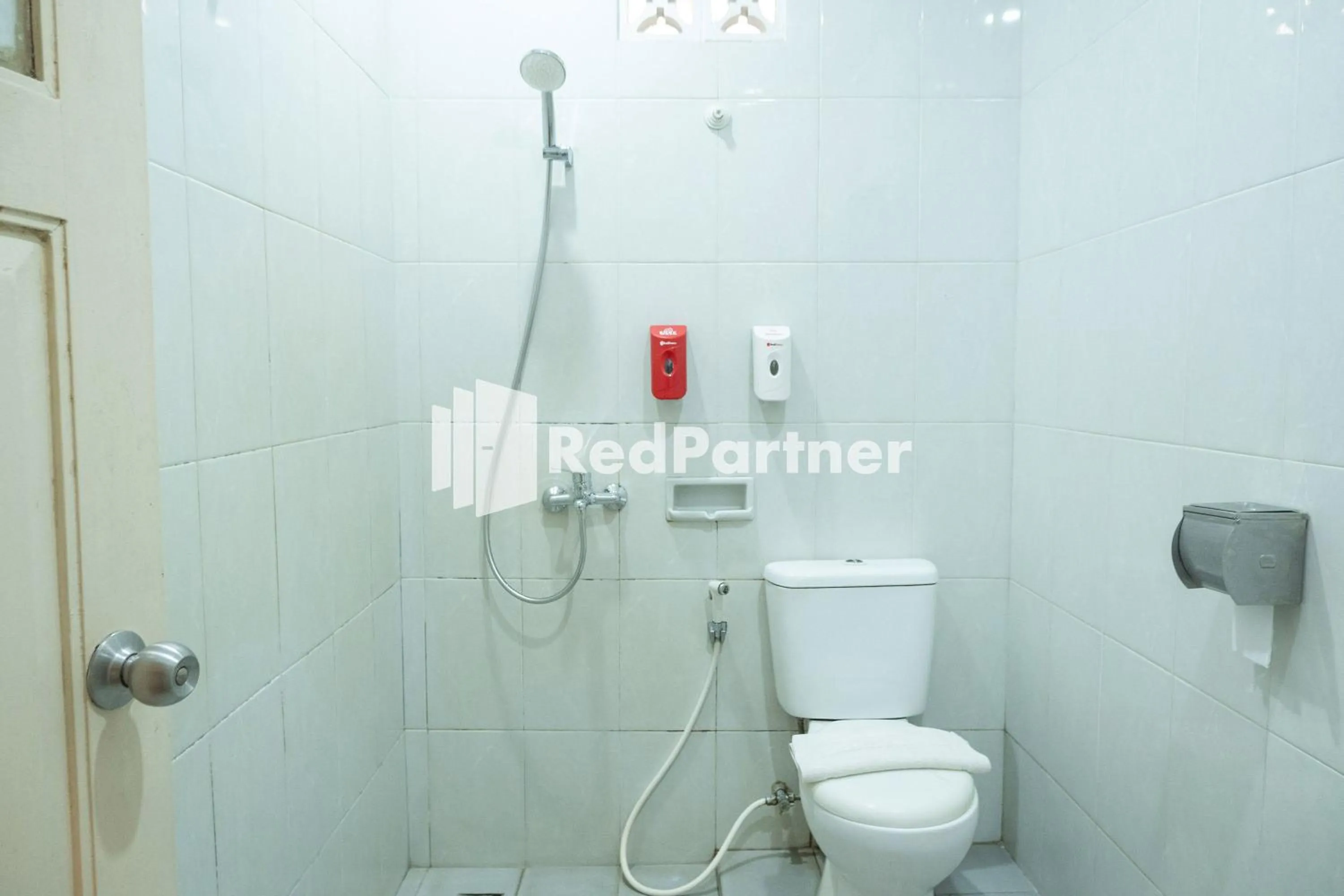 Bathroom in Monginsidi Guest House Syariah Malioboro Yogyakarta Mitra RedDoorz