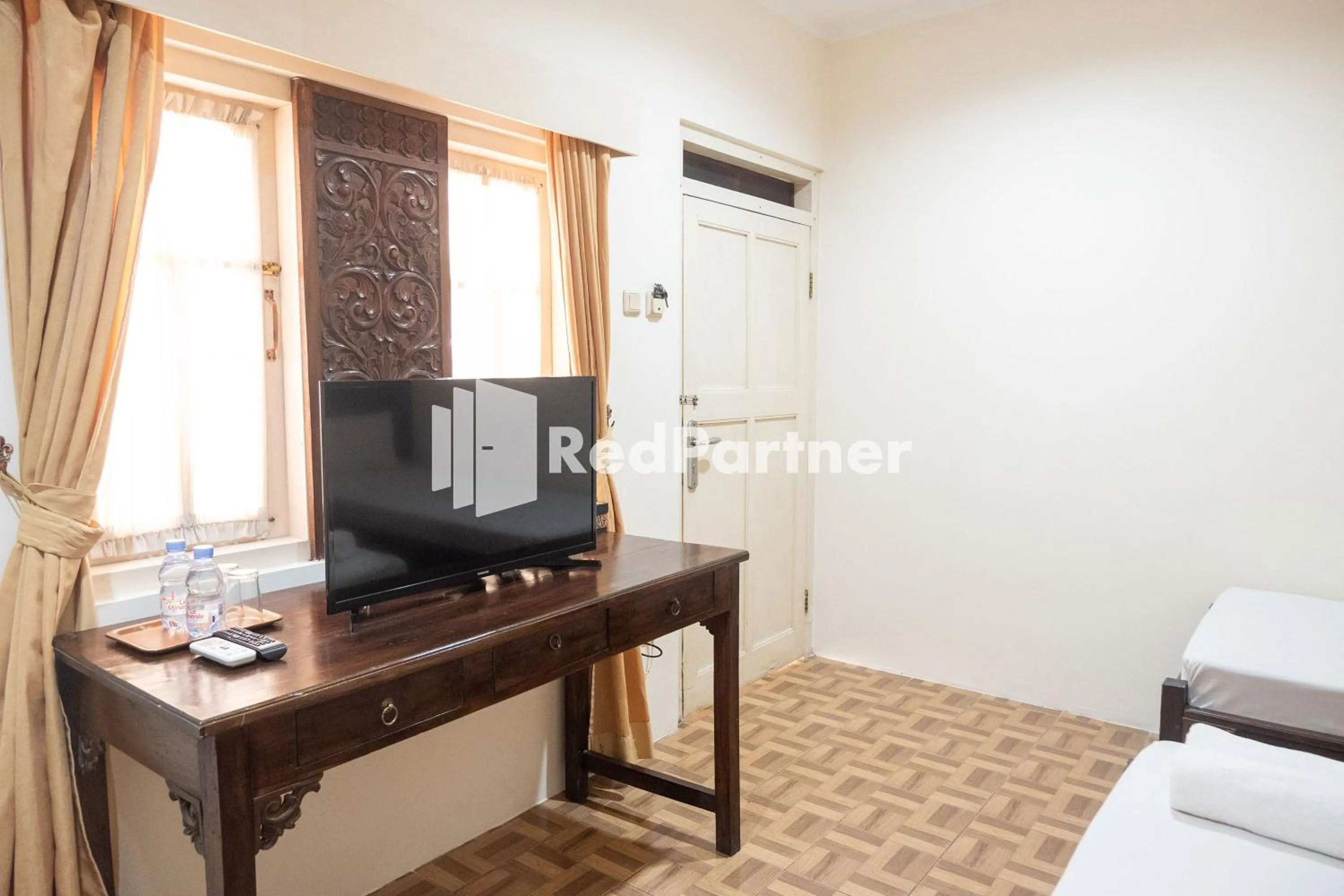 TV and multimedia, Bed in Monginsidi Guest House Syariah Malioboro Yogyakarta Mitra RedDoorz